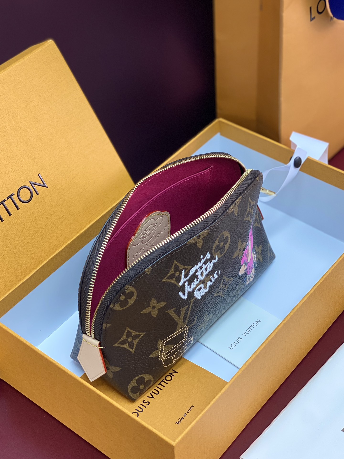 M47515 箱子！圣诞款小号化妆包 POCHETTE COSMÉTIQUE 化妆包 这款小巧的化妆包以