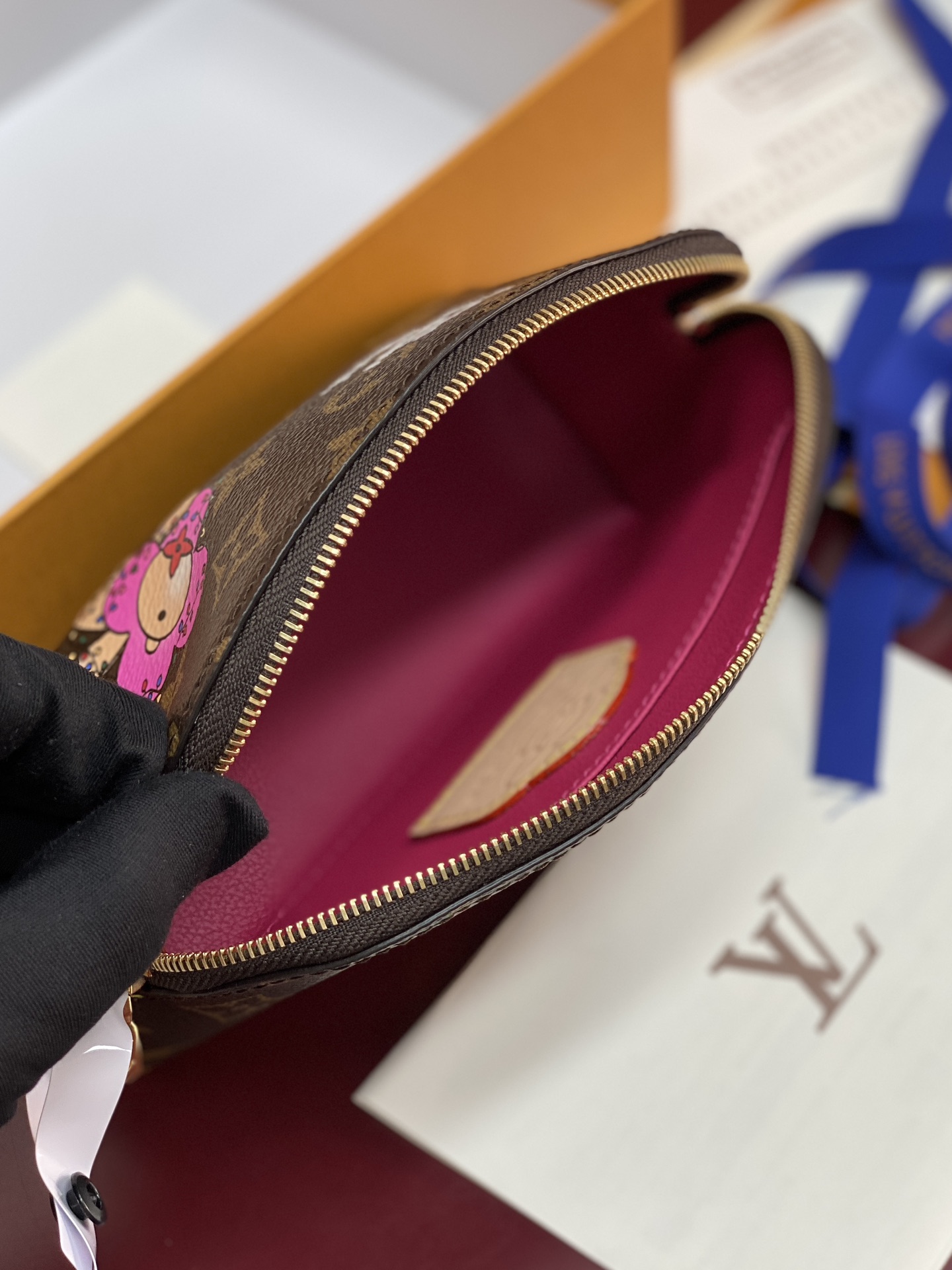 M47515 箱子！圣诞款小号化妆包 POCHETTE COSMÉTIQUE 化妆包 这款小巧的化妆包以