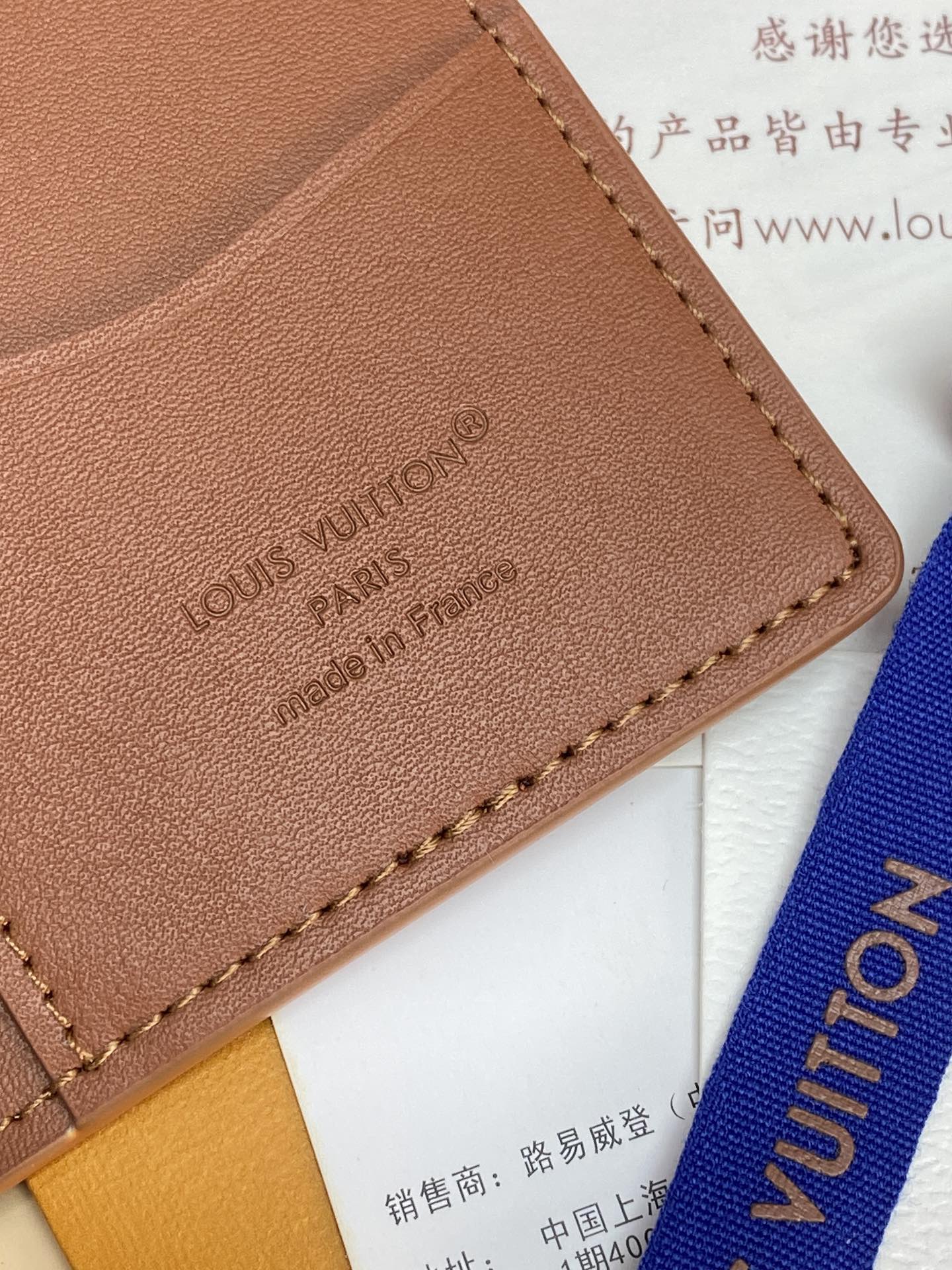 M83130 土黄！凹凸标！Taurillon 卡包！头层牛皮材质、本款口袋钱夹为 Taurillon 