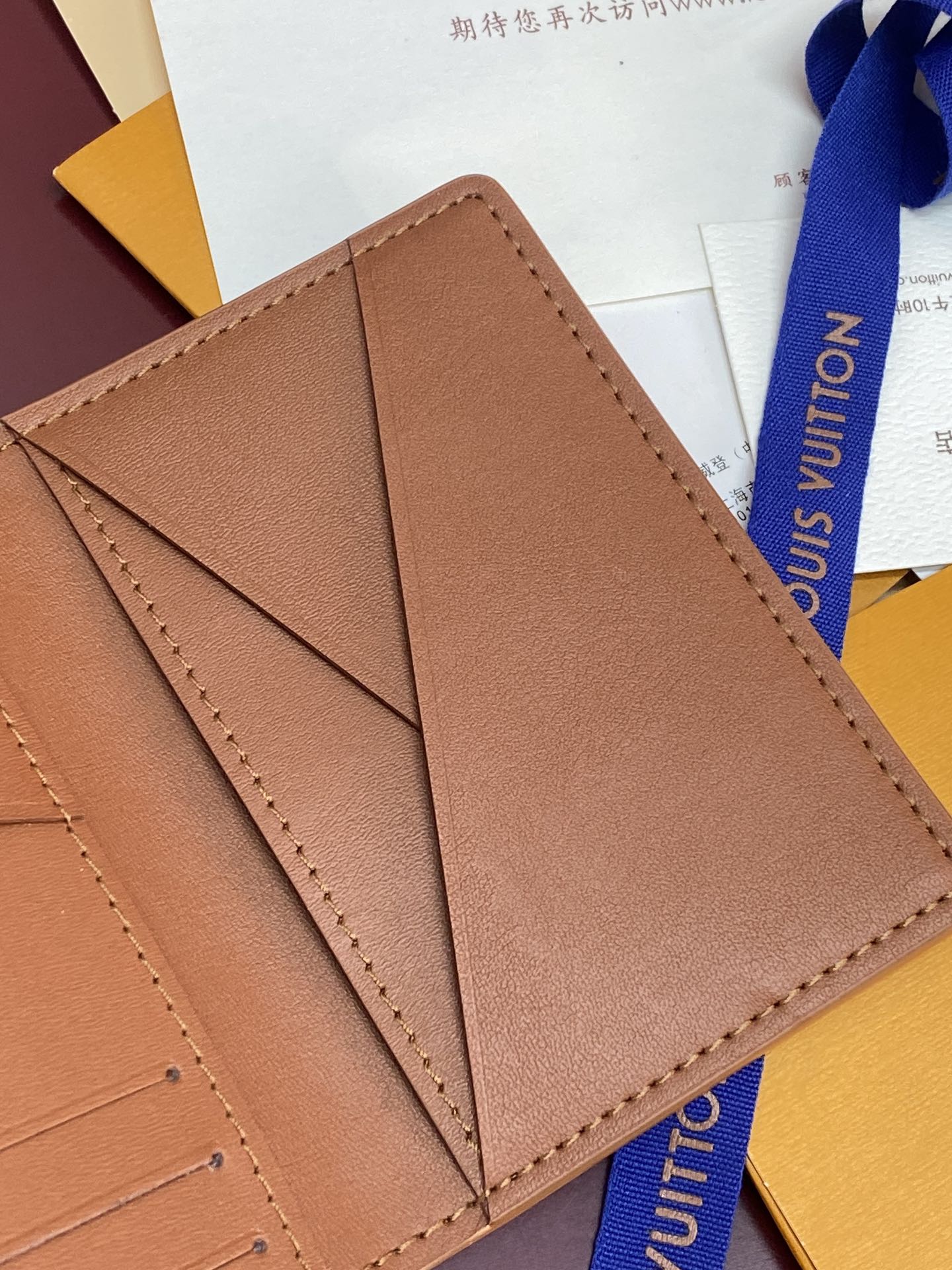 M83130 土黄！凹凸标！Taurillon 卡包！头层牛皮材质、本款口袋钱夹为 Taurillon 