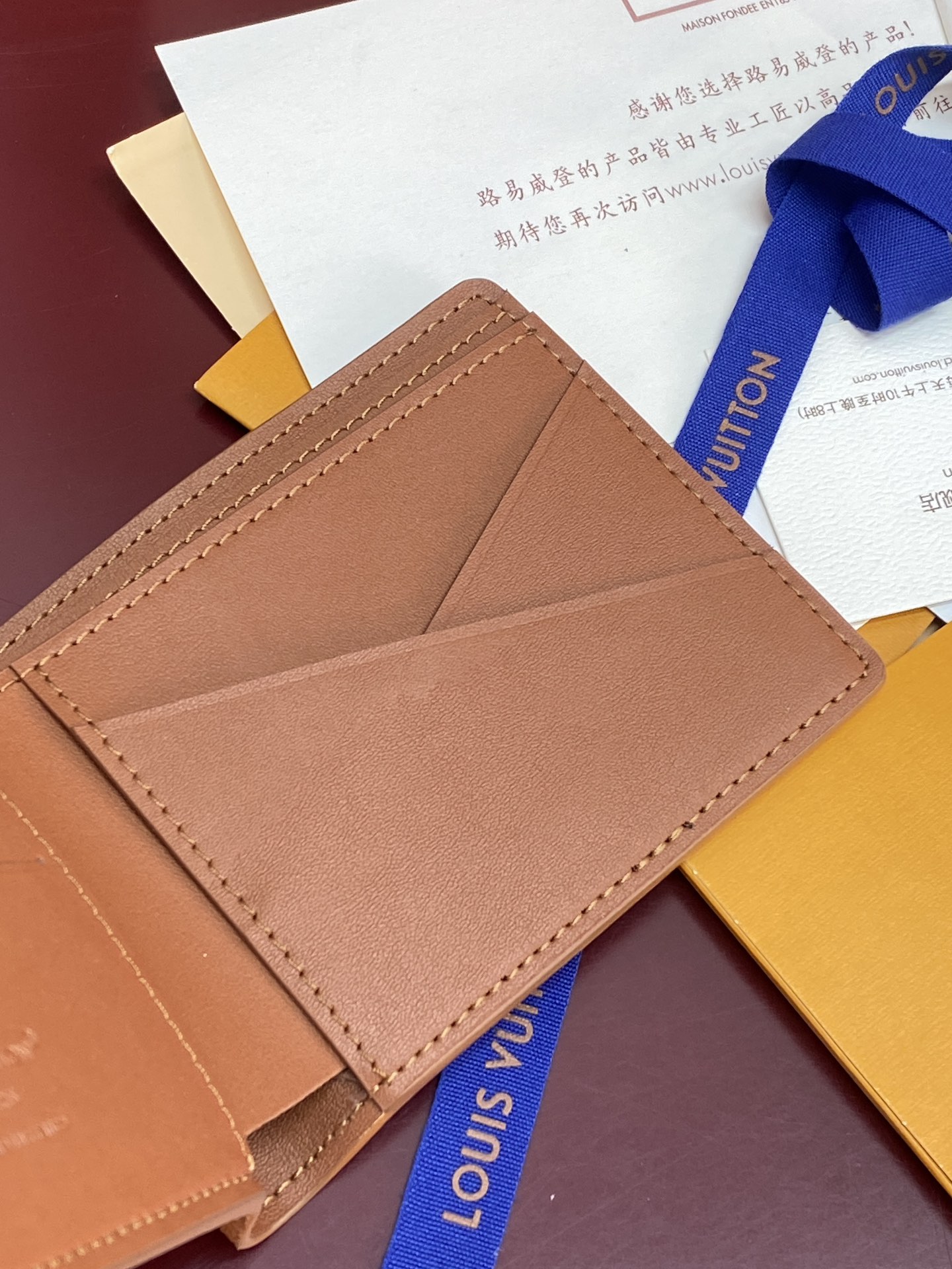 M83128 土黄！凹凸标！Multiple 短夹！头层牛皮制作、钱夹设计清爽简洁，Monogram S