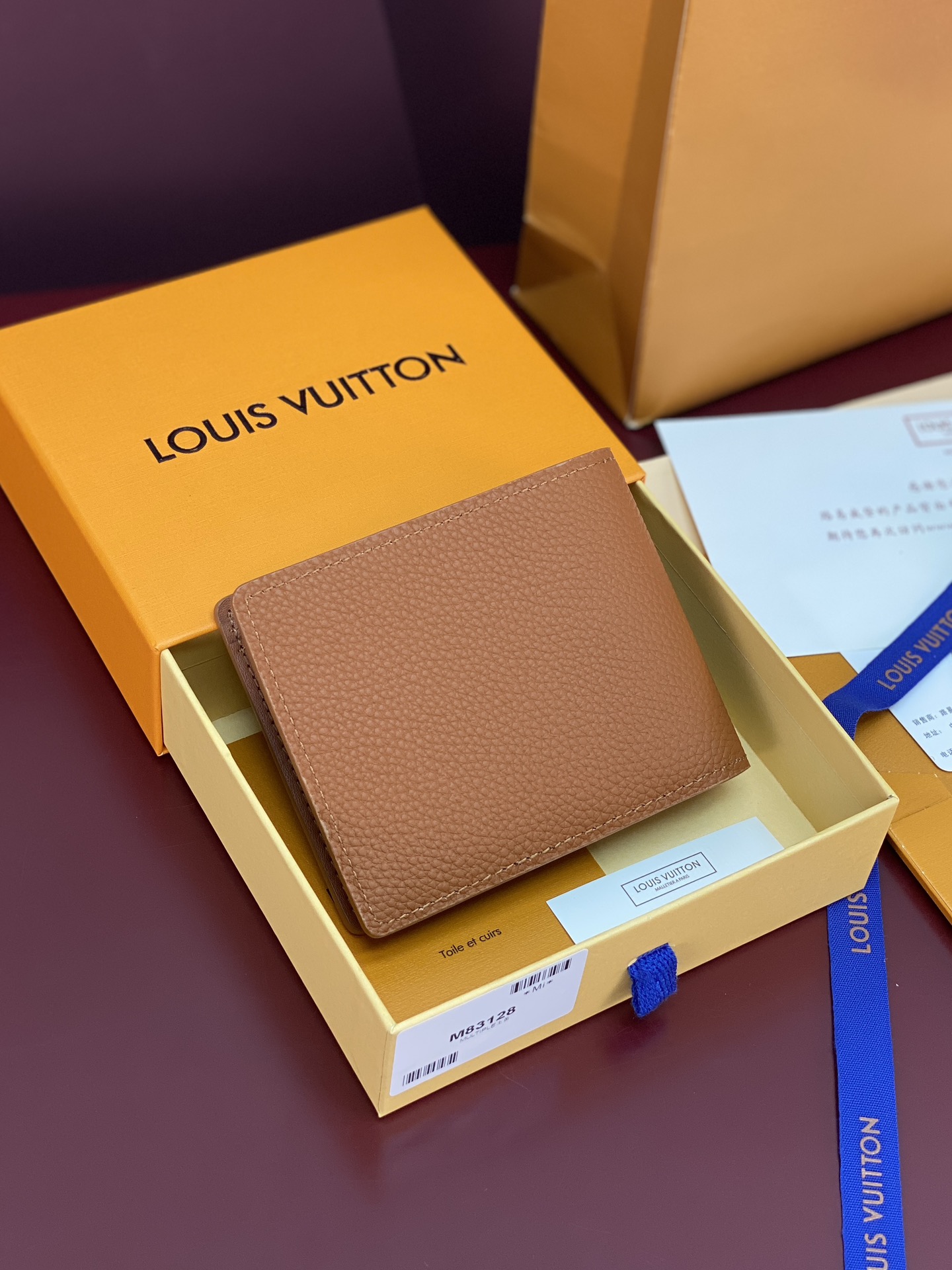 M83128 土黄！凹凸标！Multiple 短夹！头层牛皮制作、钱夹设计清爽简洁，Monogram S