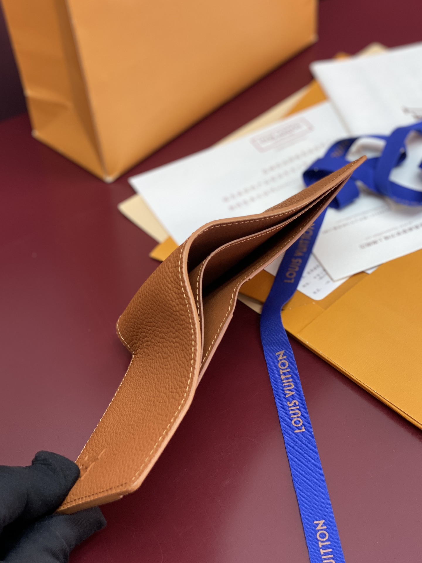 M83128 土黄！凹凸标！Multiple 短夹！头层牛皮制作、钱夹设计清爽简洁，Monogram S