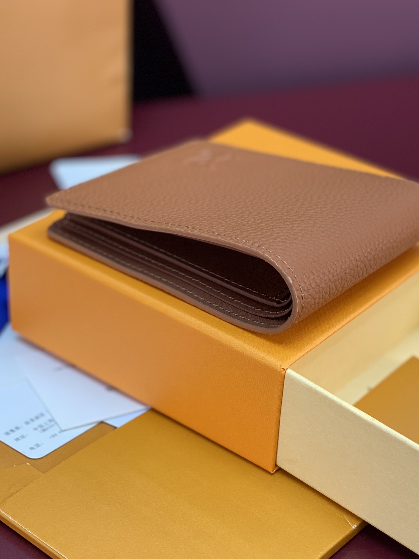 M83128 土黄！凹凸标！Multiple 短夹！头层牛皮制作、钱夹设计清爽简洁，Monogram S