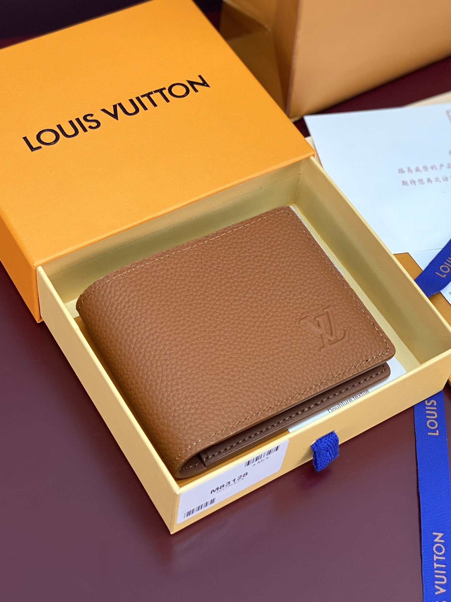 M83128 土黄！凹凸标！Multiple 短夹！头层牛皮制作、钱夹设计清爽简洁，Monogram S