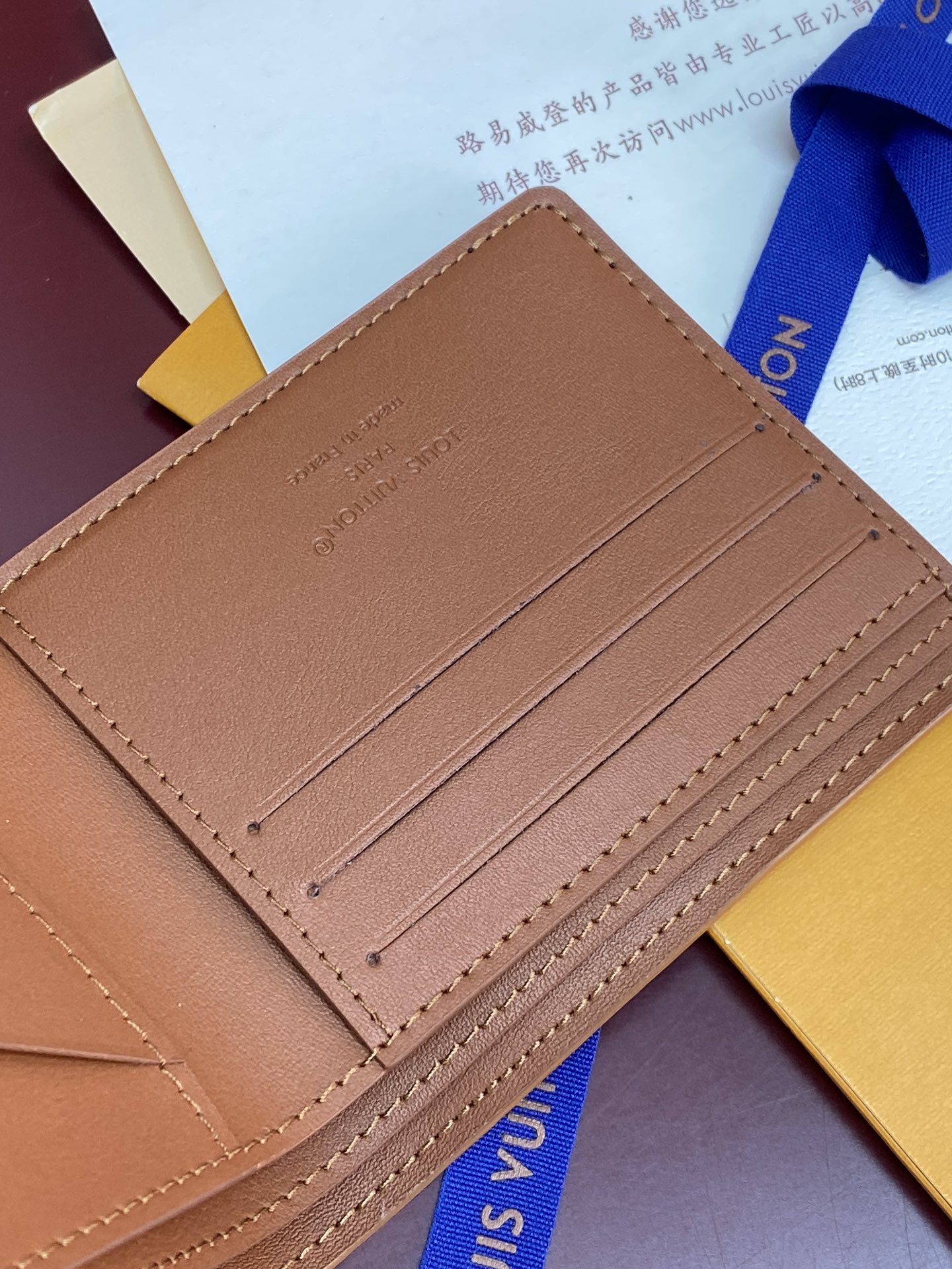 M83128 土黄！凹凸标！Multiple 短夹！头层牛皮制作、钱夹设计清爽简洁，Monogram S