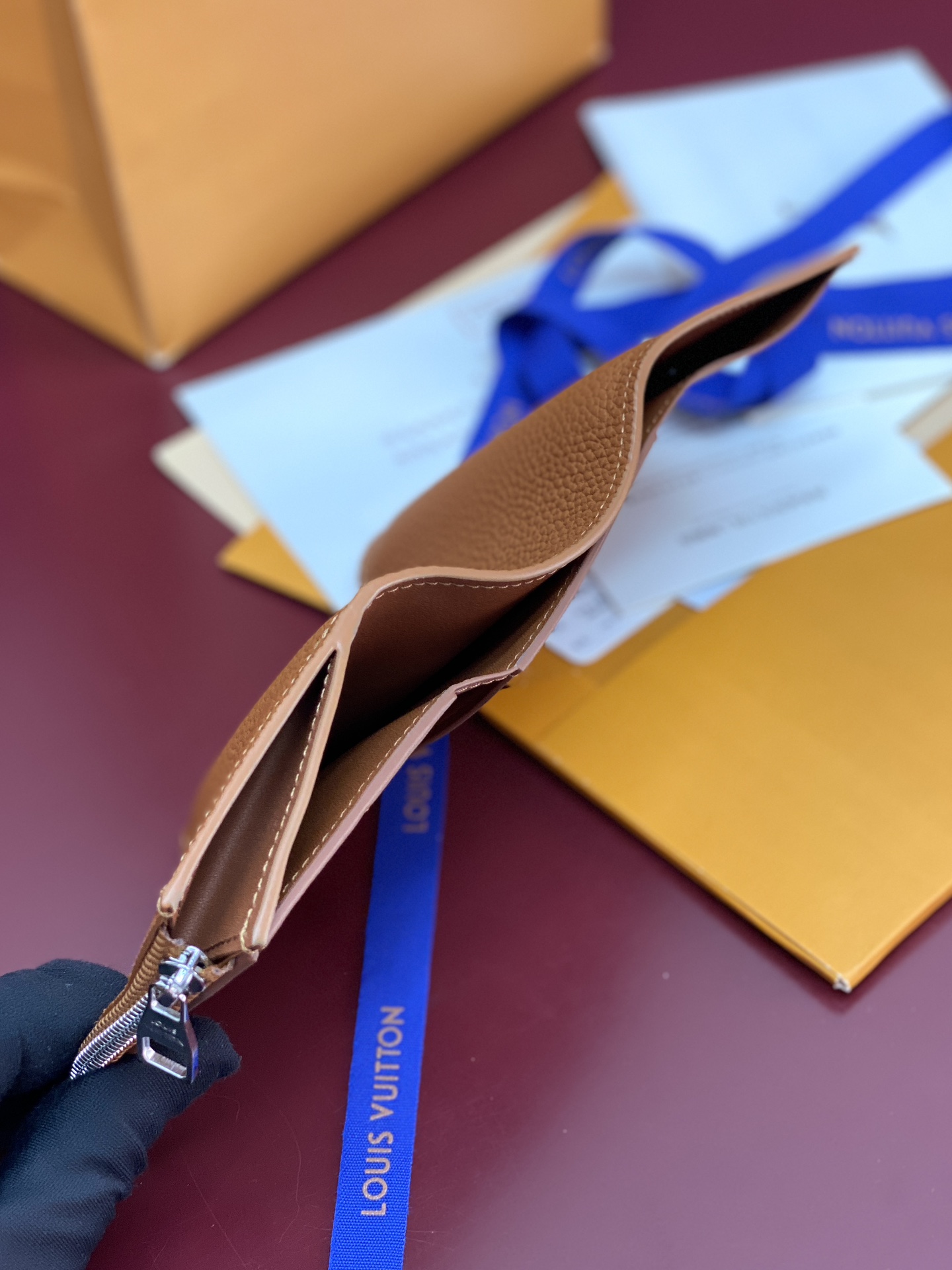 M26250 士黄！凹凸标！Victor 錢包、這款小巧的Victor錢包以Monogram Shado