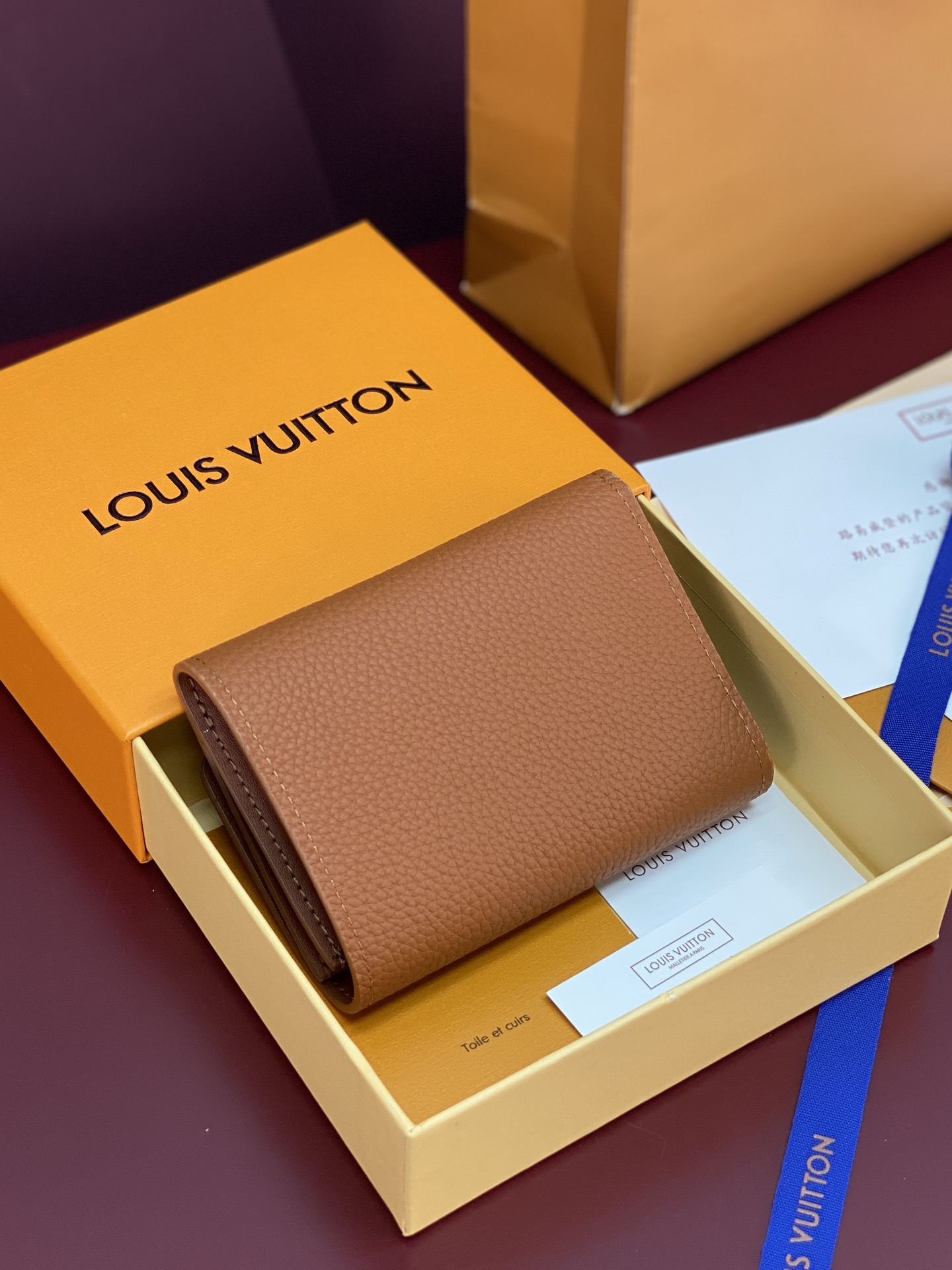 M26250 士黄！凹凸标！Victor 錢包、這款小巧的Victor錢包以Monogram Shado