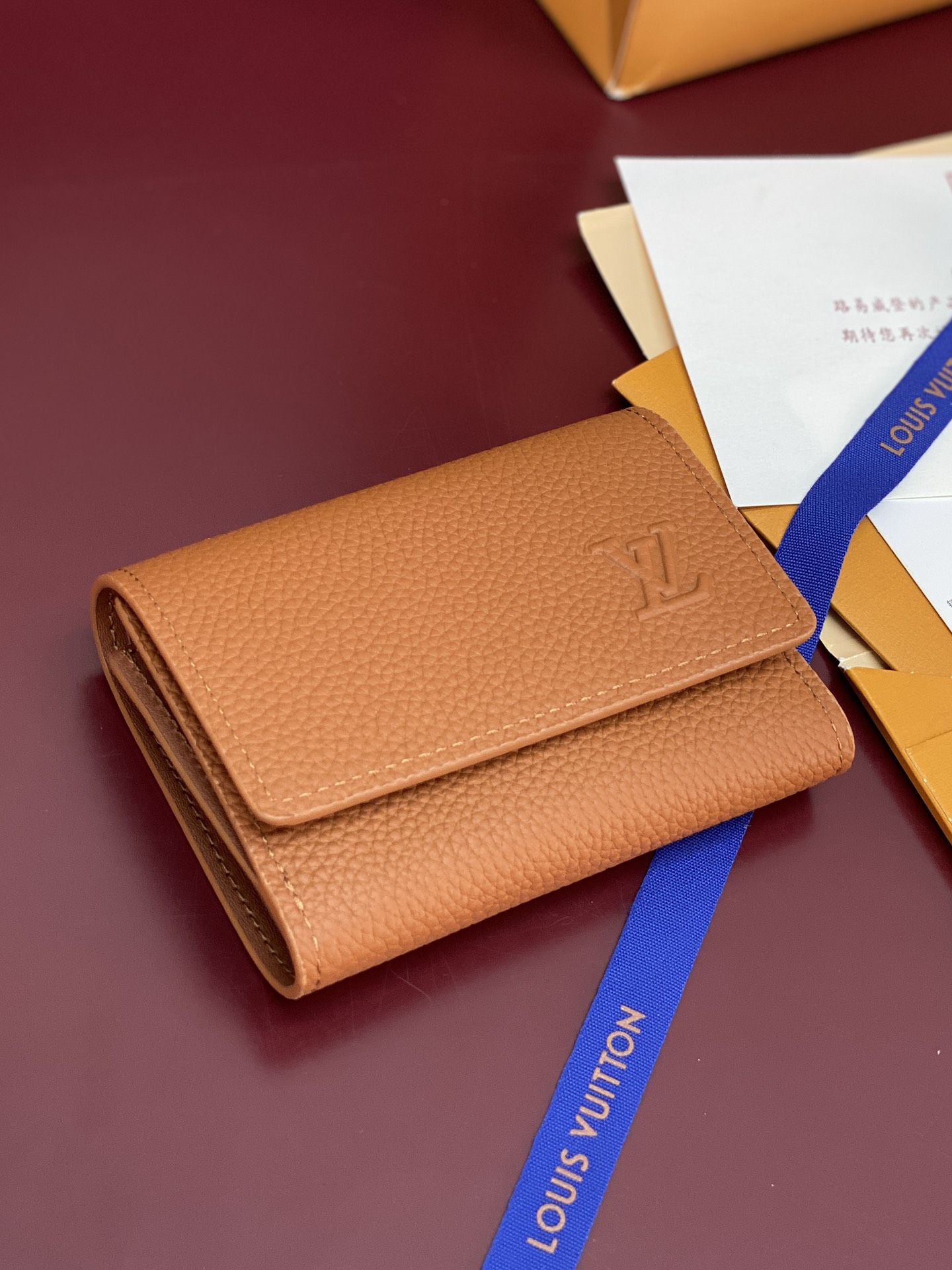 M26250 士黄！凹凸标！Victor 錢包、這款小巧的Victor錢包以Monogram Shado