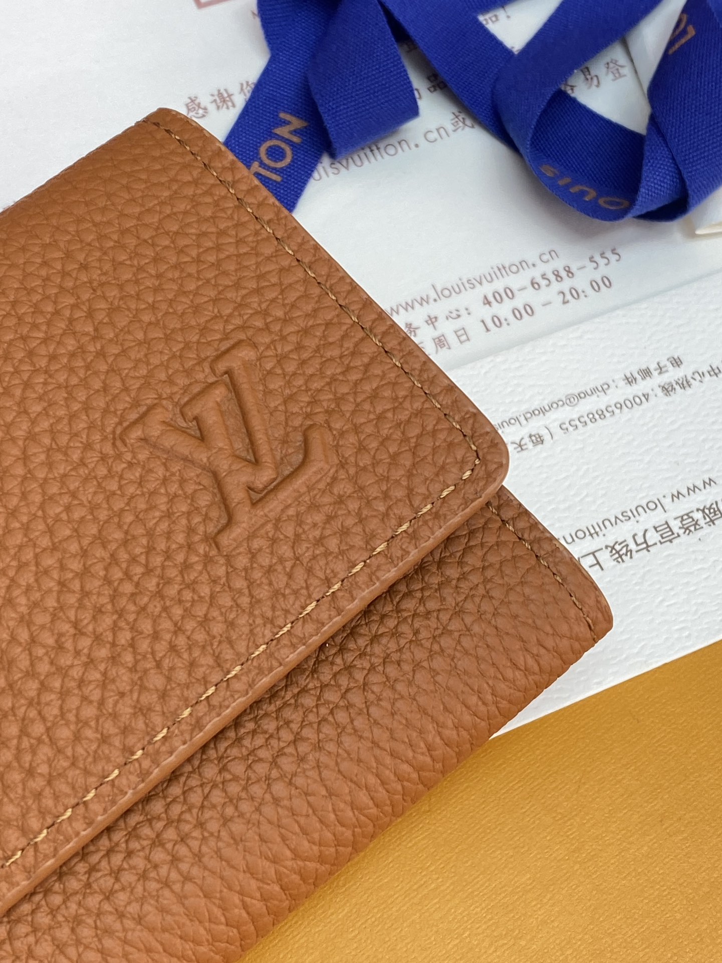 M26250 士黄！凹凸标！Victor 錢包、這款小巧的Victor錢包以Monogram Shado