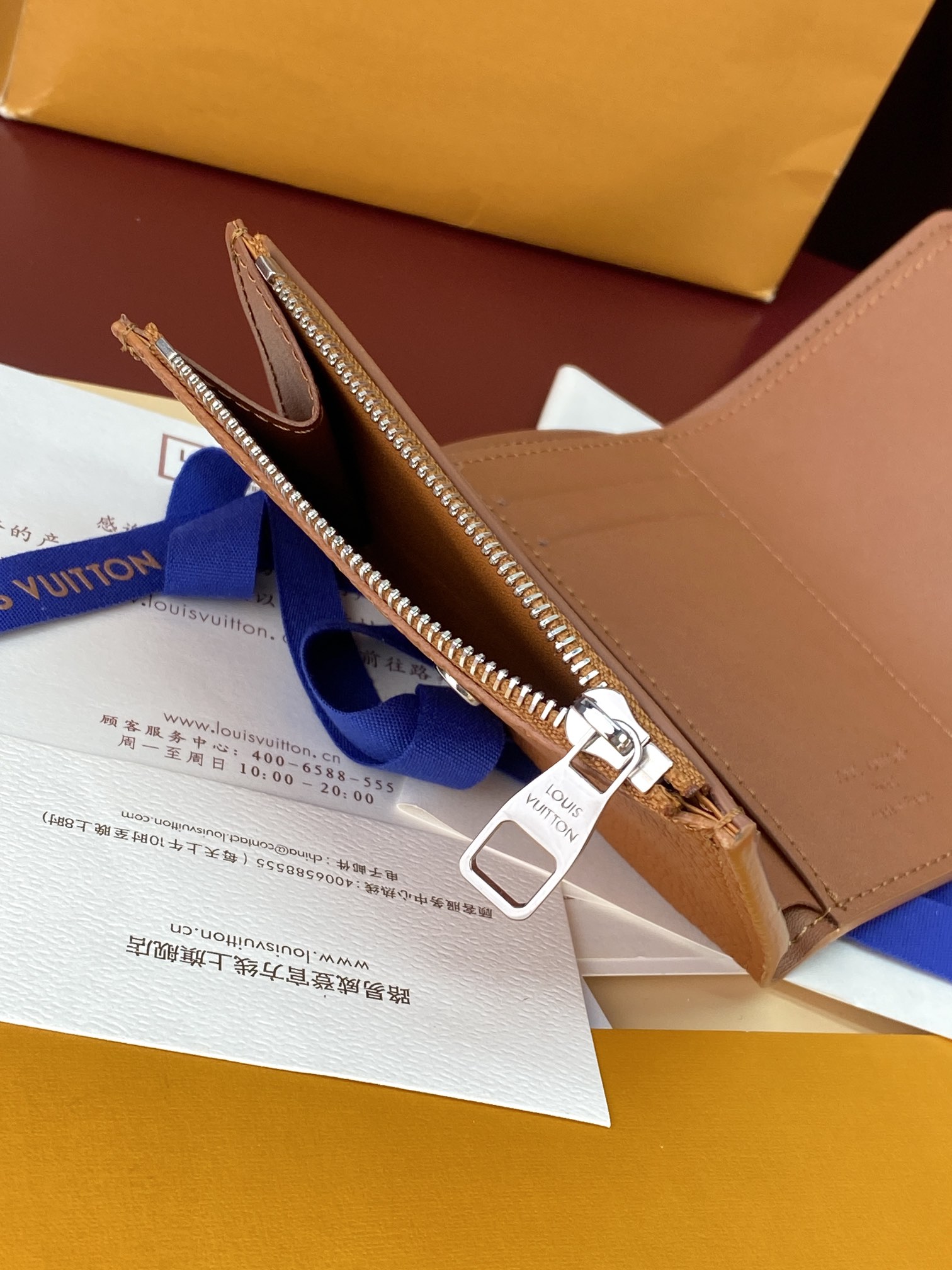 M26250 士黄！凹凸标！Victor 錢包、這款小巧的Victor錢包以Monogram Shado