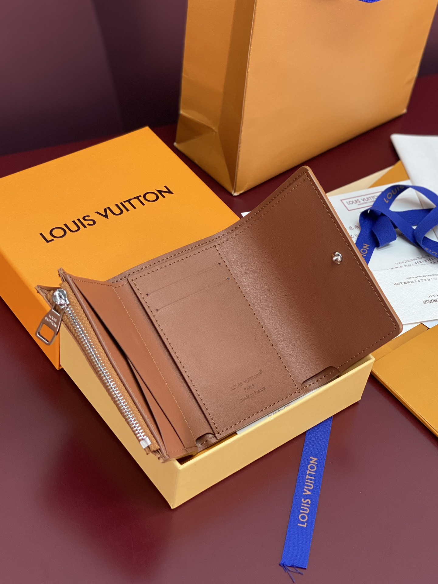 M26250 士黄！凹凸标！Victor 錢包、這款小巧的Victor錢包以Monogram Shado