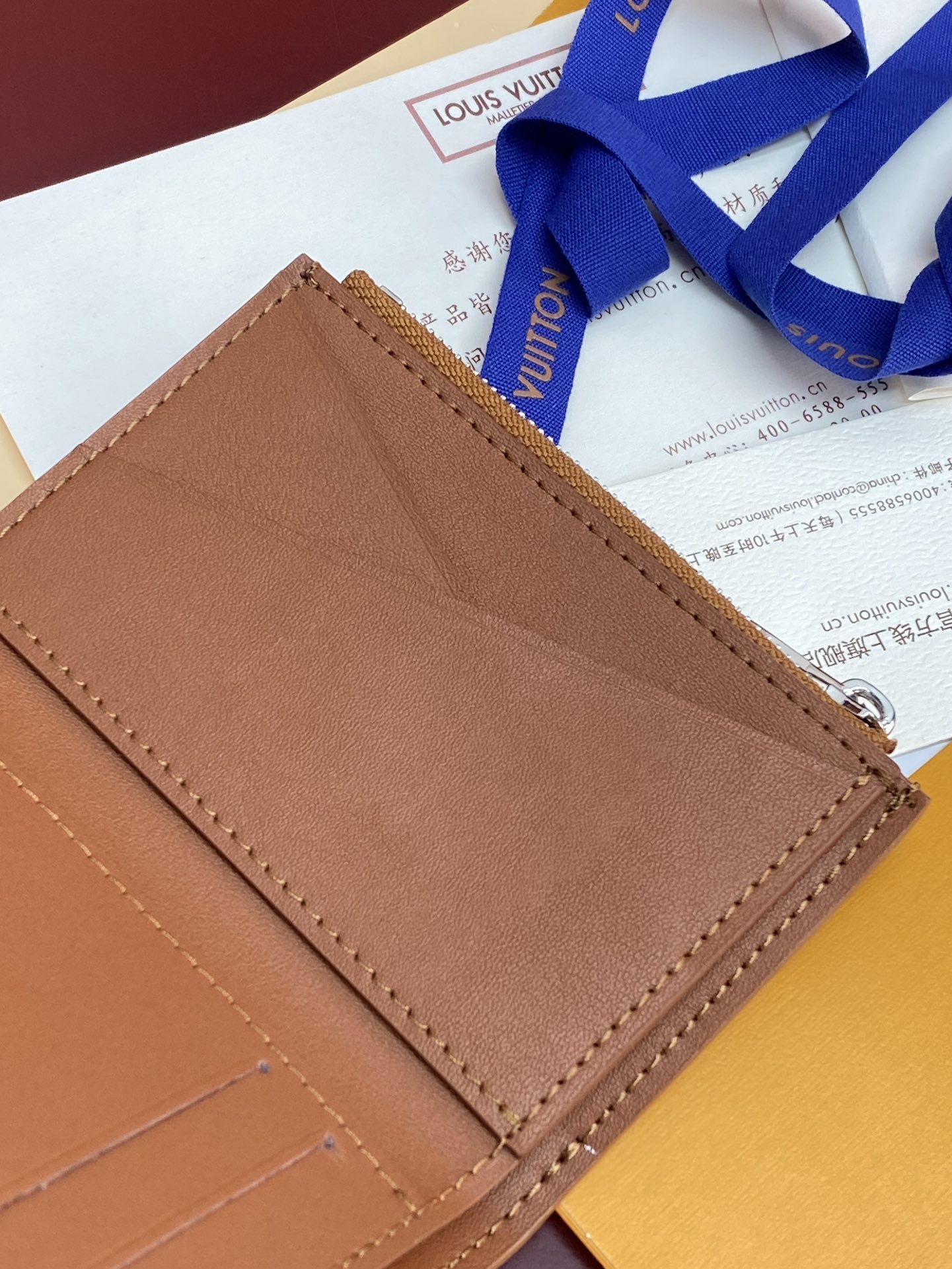 M26250 士黄！凹凸标！Victor 錢包、這款小巧的Victor錢包以Monogram Shado