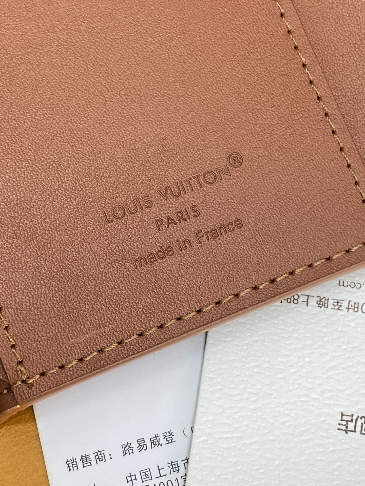 M26250 士黄！凹凸标！Victor 錢包、這款小巧的Victor錢包以Monogram Shado