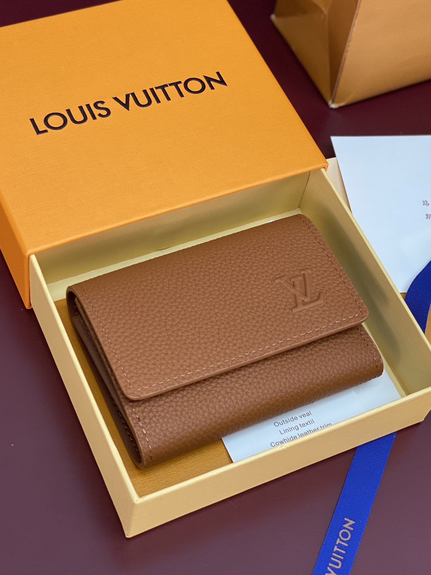 M26250 士黄！凹凸标！Victor 錢包、這款小巧的Victor錢包以Monogram Shado