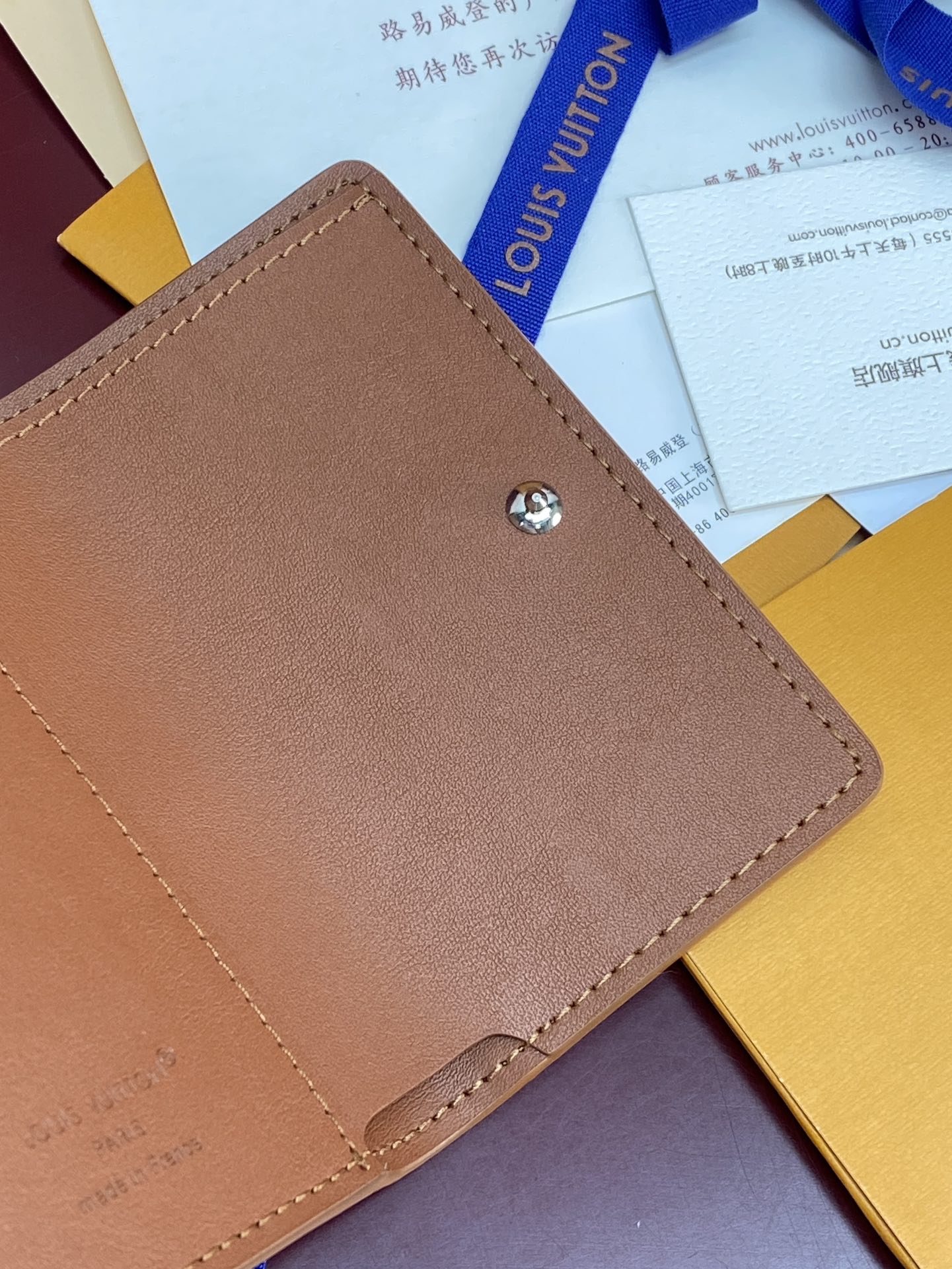 M26250 士黄！凹凸标！Victor 錢包、這款小巧的Victor錢包以Monogram Shado