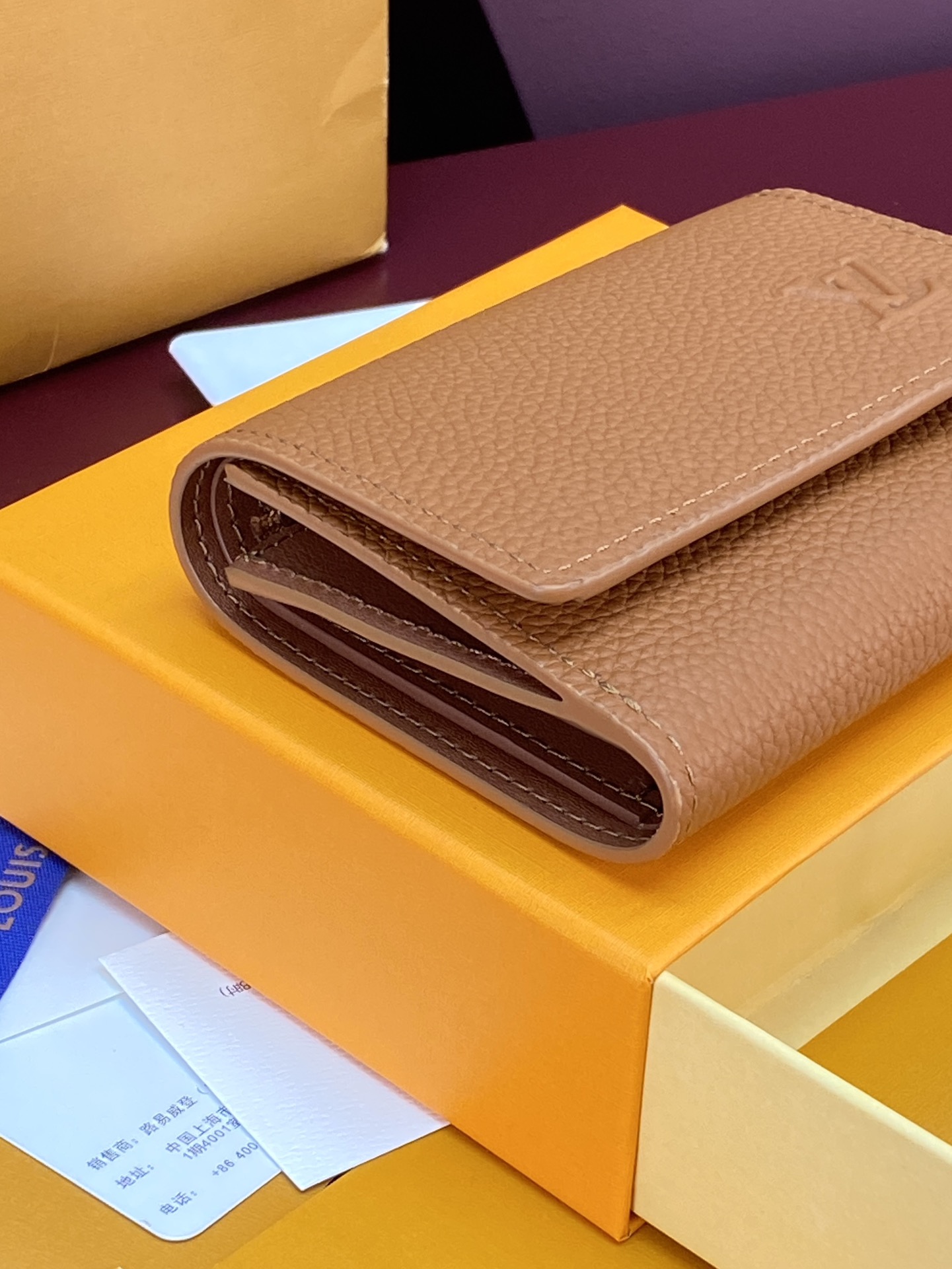 M26250 士黄！凹凸标！Victor 錢包、這款小巧的Victor錢包以Monogram Shado