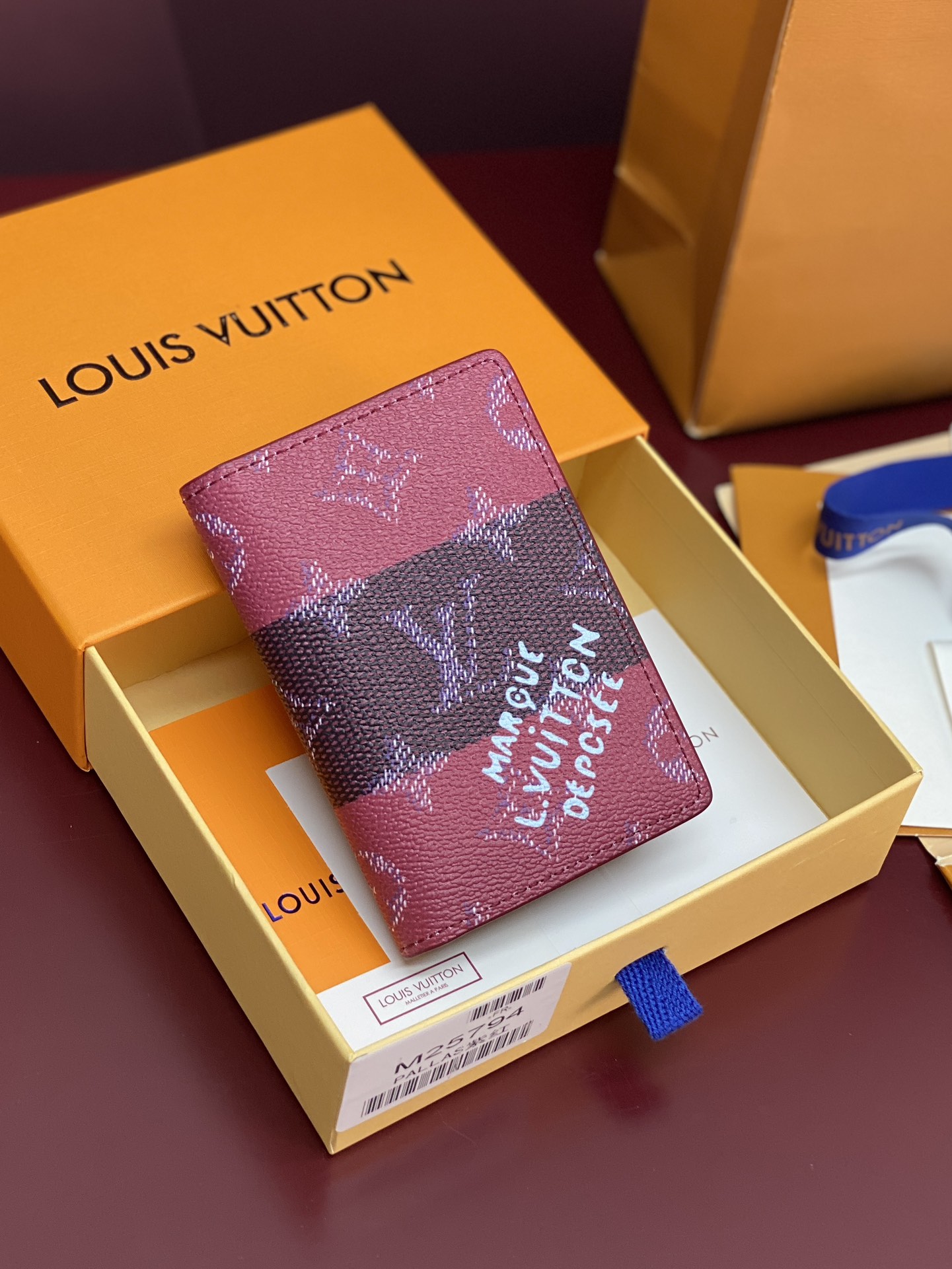 NO:673895,M25794 Striped Purple!  Pocket wallet!  This pocket wallet is made of Monogram Heritage coated canvas with calfskin striped lining, telling the inspiration of ocean cruises in fresh tones. The Marque L. Vuitton Déposée logo is written on the front, and the card compartment, inner pocket and outer pocket are richly functional. 11 x 1 x 8 cm (height x width x length), LV wallet, louis vuitton,wallets,cowhide19860909M25794 条纹紫！口袋钱夹！本款口袋钱夹为 Monogram Heritage 涂层帆布搭配牛皮革条纹内衬,以清新色调讲述远洋游轮的灵感启发.正面抒写 Marque L. Vuitton Déposée 标识,卡片夹层、内袋和外袋丰富功能设计. 11 x 1 x 8 厘米 (高 x 宽 x 长度),LV钱包,louis vuitton,wallets,cowhide,欧美剧