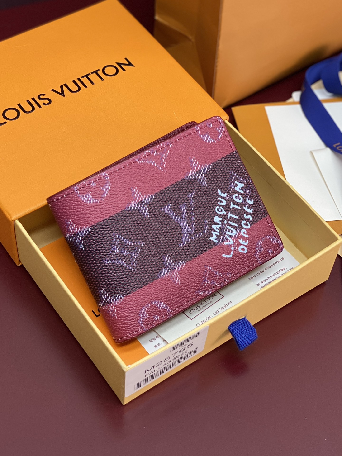 NO:673892,M25795 Striped Purple! Multiple wallet, this Multiple wallet is made of Monogram Heritage canvas, with a contrasting leather lining, and some linings are decorated with colorful striped prints. Monogram Heritage is Pharrell Williams' reinterpretation of the original Damier pattern, incorporating its warp and weft checkered pattern into the Monogram pattern, adding a modern style. The wallet has multiple business card slots and compartments, which can be easily put into pockets. 11.5 x 9 x 1.5 cm (length x height x width)., LV wallet, louis vuitton,wallets19860909M25795 条纹紫！Multiple 錢包、這款Multiple錢包選用Monogram Heritage帆布製作,搭配對比色皮革襯裡,部分襯裡飾有彩色條紋印花圖案.Monogram Heritage是Pharrell Williams對原版Damier圖案的重新詮釋,將其經緯格紋融入Monogram圖案,更添現代格調.錢包設有多個名片夾層與隔層,可輕鬆放入口袋. 11.5 x 9 x 1.5 厘米 (長度 x 高度 x 闊度).,LV钱包,louis vuitton,wallets,欧美剧