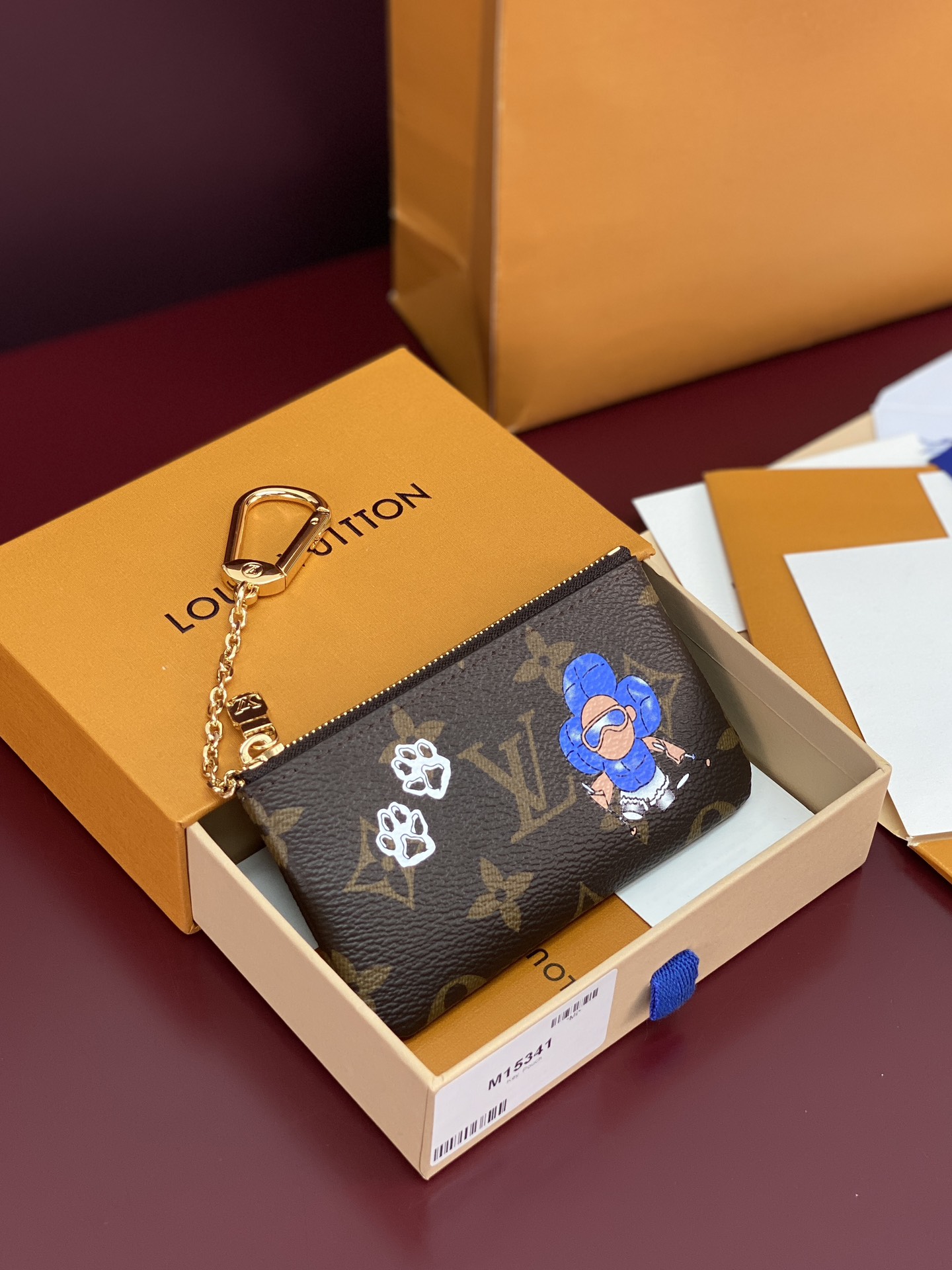 NO:673886,M15341 Christmas model!  (High quality) The Vivienne Wintery Travel series launches this key coin purse, which uses Monogram canvas to present the cute illustrations and paw prints of the brand mascot. It is paired with Yingze key hooks and leather lining, making the classic design reveal a smart style. 7 x 1.5 x 12 cm (height x width x length)., LV wallet, louis vuitton, wallets19860909M15341 圣诞款！（高品质）Vivienne Wintery Travel 系列推出此款钥匙零钱包,以 Monogram 帆布呈现品牌吉祥物的萌趣插画和爪印图案,搭配莹泽钥匙钩扣和皮革内衬,令经典设计流露灵动格调. 7 x 1.5 x 12 厘米 (高 x 宽 x 长度).,LV钱包,louis vuitton,wallets,欧美剧