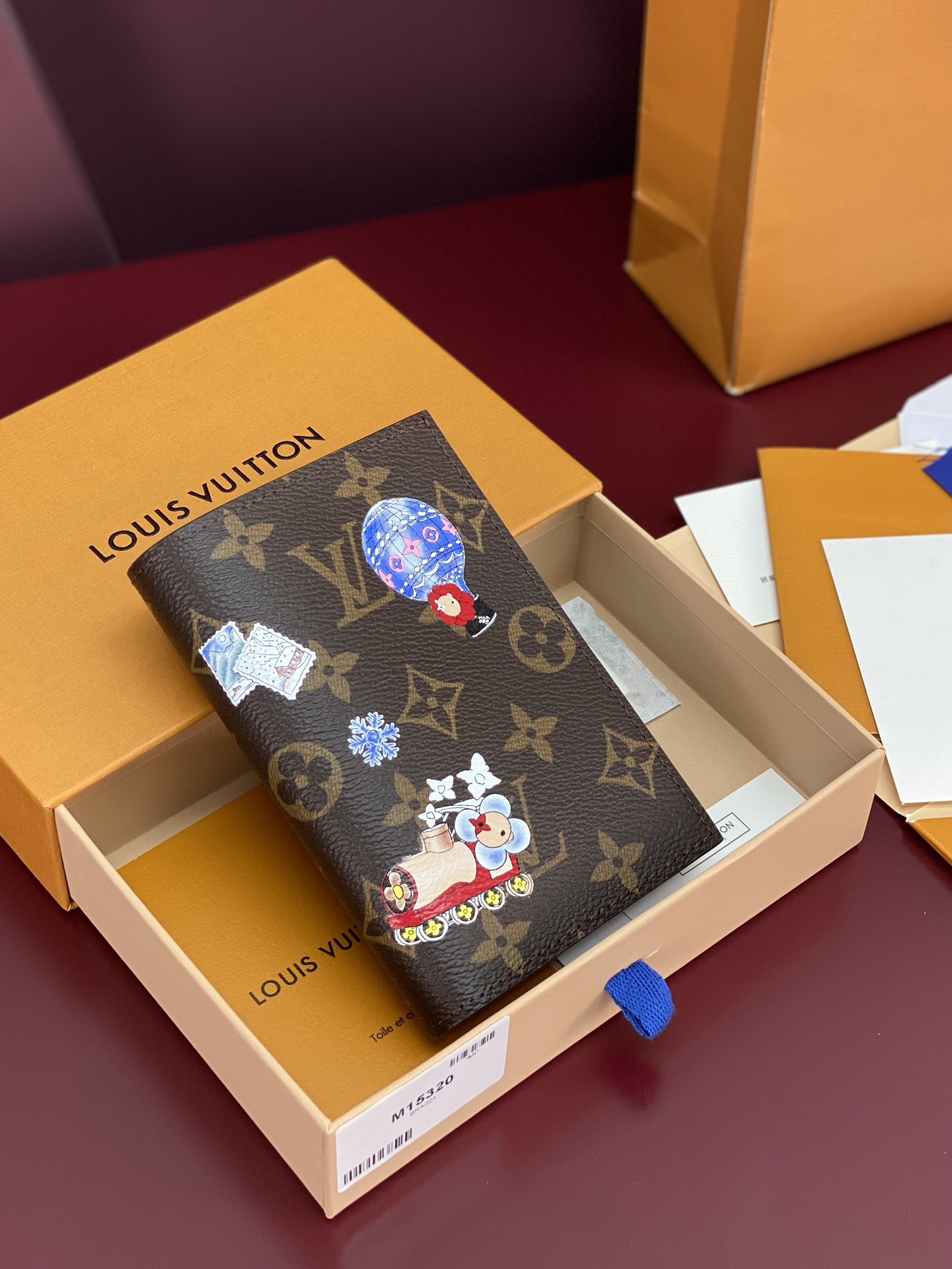 NO:673881,M15320 Christmas (high quality) passport cover, a cheerful passport cover displayed by Bibin's winter travel series. An item that presents the House's mascot with a charming illustration. The contrasting blue frost leather material lining adds charm with a vibrant sense of color. Functional design, with two flight pockets, one flat pocket and four card slots. Size: 10x14x2.5cm., LV wallet, louis vuitton, wallets19860909M15320圣诞款（高品质）护照套护照夹、比比恩冬季旅行系列展示的愉快的护照封面.将House的吉祥物以迷人的插图呈现出来的物品.以充满生机的色彩感增添魅力的对比鲜明的蓝色霜色的皮革材质衬里.功能性设计,有两个飞行口袋,一个扁平口袋和四个卡槽. size:10x14x2.5cm.,LV钱包,louis vuitton,wallets,欧美剧