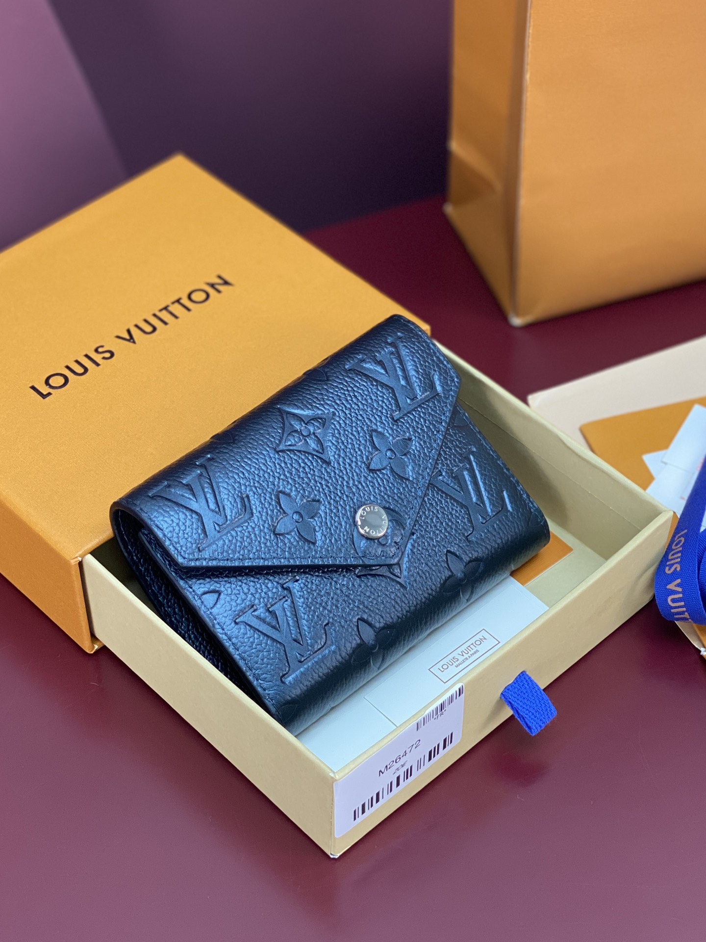 NO:674300,M26472 pearlescent navy!  Wallet The Zoé wallet is made of soft Monogram Empreinte leather and is decorated with the classic Louis Vuitton Monogram embossing. It fits easily into a small bag and has enough capacity to store coins, banknotes and credit cards. 12x9cm., LV wallet, louis vuitton, louis vuitton, wallets19860909M26472 珠光海军蓝！钱夹由柔软的Monogram Empreinte皮革裁制而成的Zoé钱夹,饰有经典的路易威登Monogram压纹.轻松收入小号包袋的尺寸,足以存放硬币、纸钞与信用卡的容量.12x9cm.,LV钱包,louis vuitton,louis vuitton,wallets,欧美剧