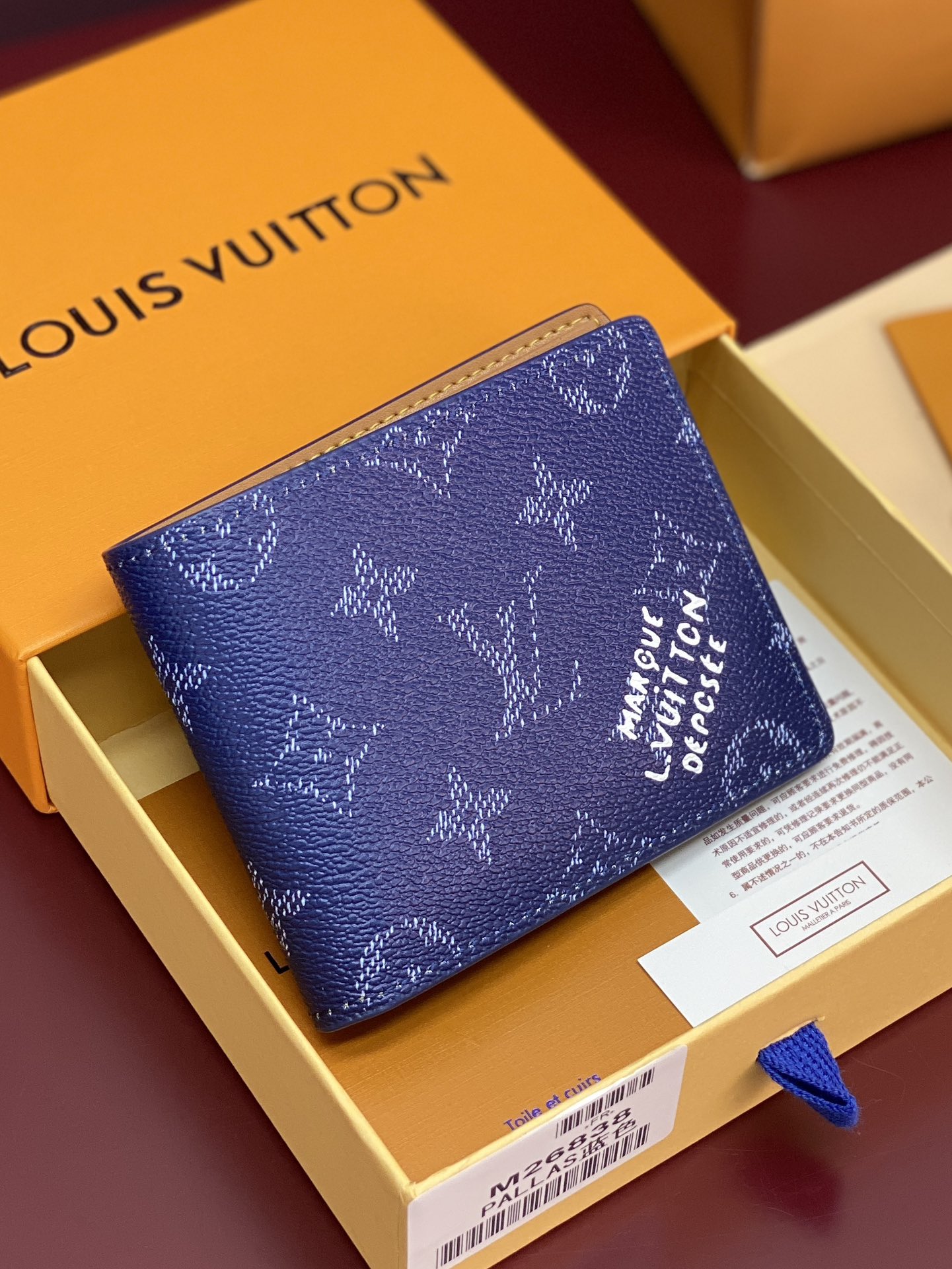 NO:674173,M26838 silk screen blue!  SLENDER Wallet!  This Slender wallet is made of brightly colored Monogram Heritage coated canvas and is embellished with the Marque L.Vuitton Déposée logo on the front. The same material and leather shape the interior. It can easily accommodate the travel needs while being easily stored in the front and rear pockets. 8.5 x 2 x 11 cm (height x width x length)., LV wallet, louis vuitton, wallets19860909M26838 丝印蓝色！SLENDER 钱夹！本款 Slender 钱夹取材色彩鲜明的 Monogram Heritage 涂层帆布,并于正面点缀 Marque L.Vuitton Déposée 标识.相同材质与皮革塑就内里.可在容纳随行所需的同时轻松收入前后口袋. 8.5 x 2 x 11 厘米 (高 x 宽 x 长度).,LV钱包,louis vuitton,wallets,欧美剧