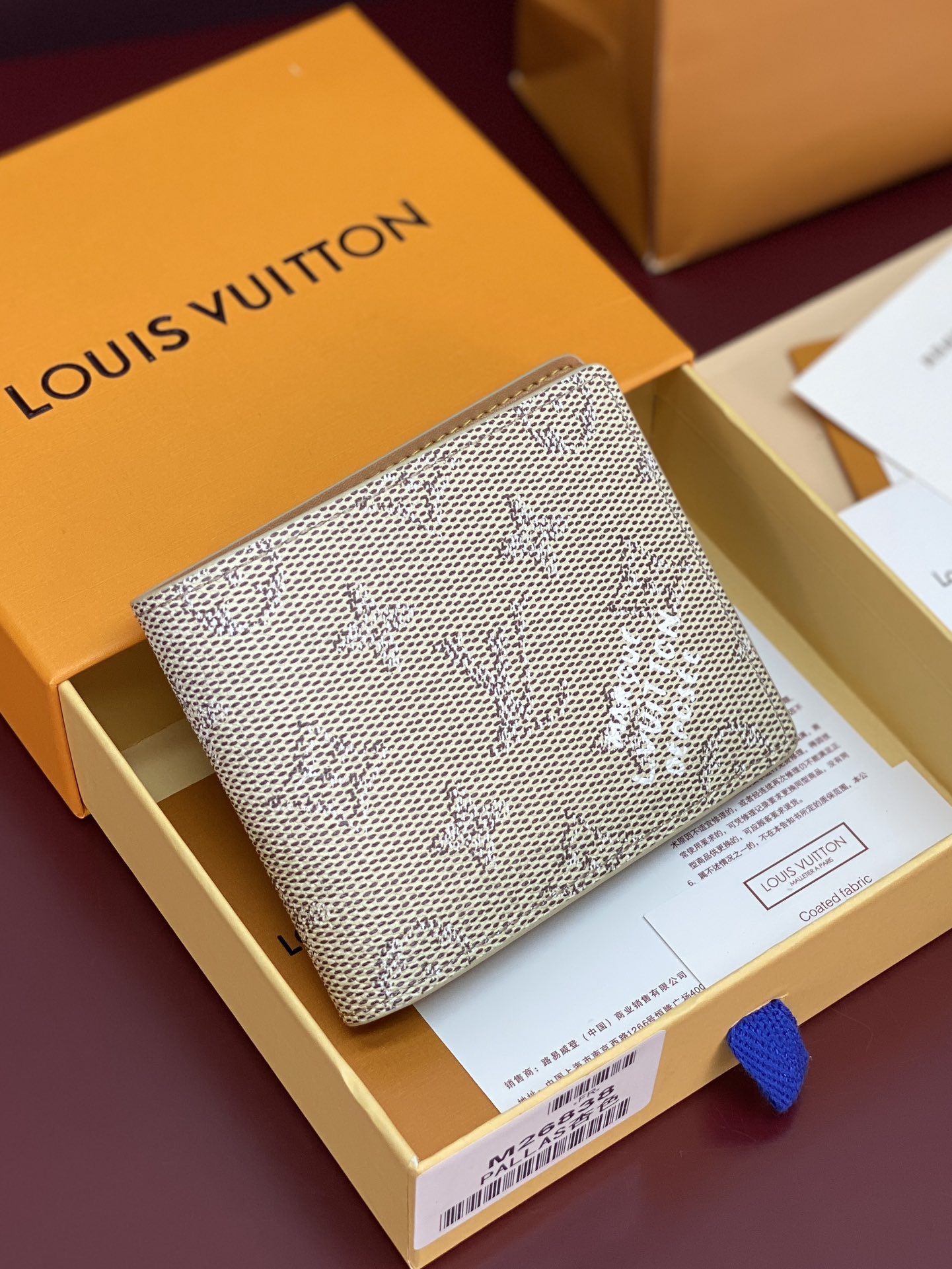 NO:674168,M26838 silk screen apricot color!  SLENDER Wallet!  This Slender wallet is made of brightly colored Monogram Heritage coated canvas and is embellished with the Marque L.Vuitton Déposée logo on the front. The same material and leather shape the interior. It can easily accommodate the travel needs while being easily stored in the front and rear pockets. 8.5 x 2 x 11 cm (height x width x length)., LV wallet, louis vuitton, wallets19860909M26838 丝印杏色！SLENDER 钱夹！本款 Slender 钱夹取材色彩鲜明的 Monogram Heritage 涂层帆布,并于正面点缀 Marque L.Vuitton Déposée 标识.相同材质与皮革塑就内里.可在容纳随行所需的同时轻松收入前后口袋. 8.5 x 2 x 11 厘米 (高 x 宽 x 长度).,LV钱包,louis vuitton,wallets,欧美剧