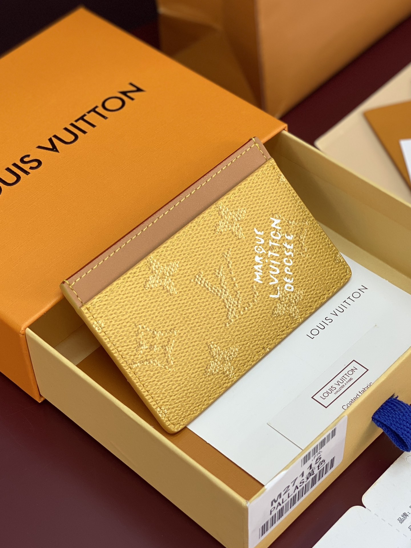 NO:674165,M27115 yellow!  Card holder card holder coated canvas blends eight leather trims and rugged style, paying tribute to the brand's designs created in the 1980s!  One inner mezzanine can hold larger cards. Two outer mezzanines can hold credit cards, ride cards and other cards size 11*7cm, LV wallet, louis vuitton, wallets19860909M27115 黄色！卡片夹卡套 涂层帆布融八皮革镶边和硬笨风格、致意品牌于1980年代创作的设计！一个内夹层供放较大的卡片 两个外夹层可供放信用卡、乘车卡等各式卡片size11*7cm,LV钱包,louis vuitton,wallets,欧美剧