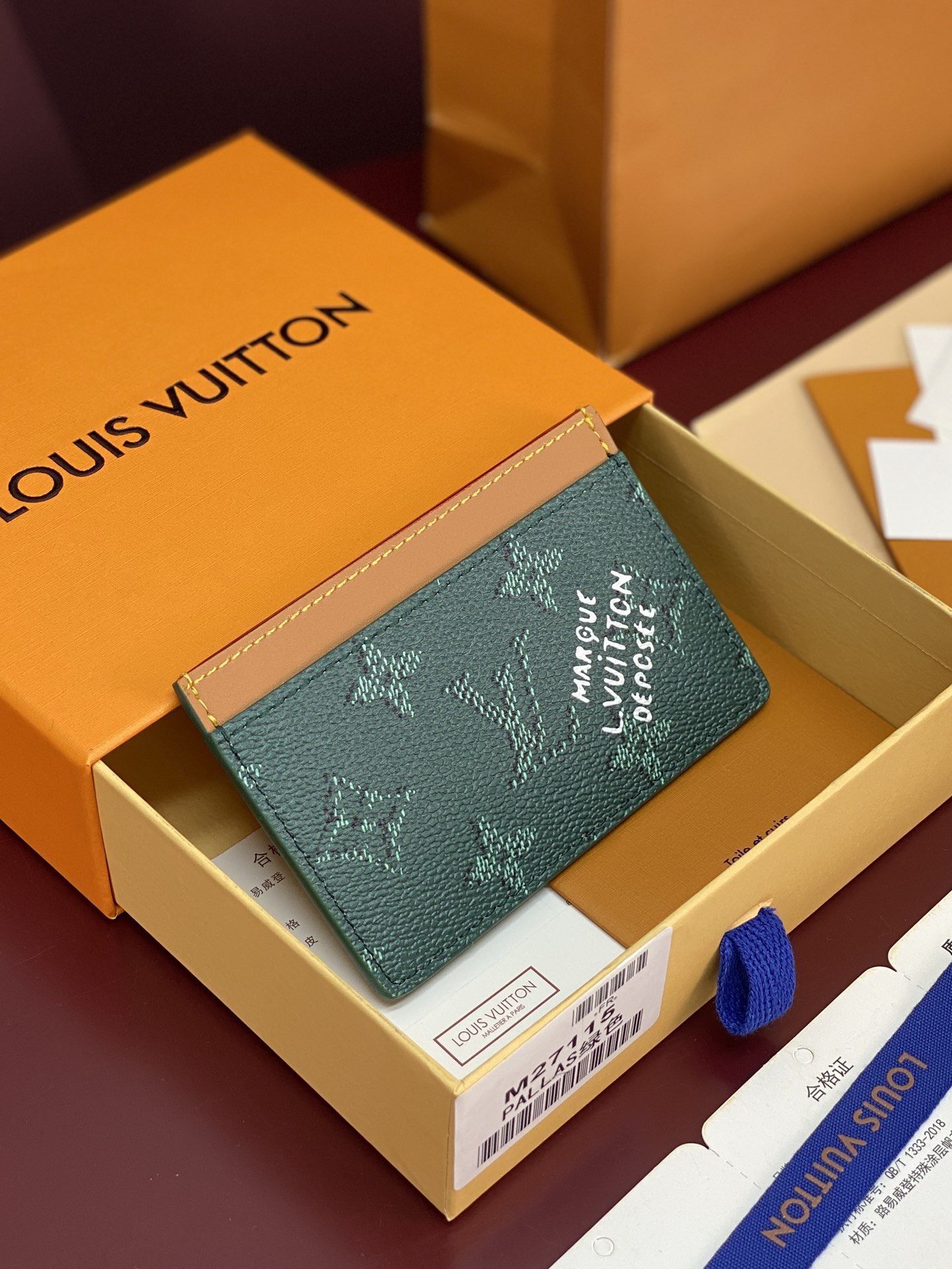 NO:674161,M27115 Green!  Card holder card holder coated canvas blends eight leather trims and rugged style, paying tribute to the brand's designs created in the 1980s!  One inner mezzanine can hold larger cards. Two outer mezzanines can hold credit cards, ride cards and other cards size 11*7cm., LV wallet, louis vuitton, wallets19860909M27115 绿色！卡片夹卡套 涂层帆布融八皮革镶边和硬笨风格、致意品牌于1980年代创作的设计！一个内夹层供放较大的卡片 两个外夹层可供放信用卡、乘车卡等各式卡片size11*7cm.,LV钱包,louis vuitton,wallets,欧美剧