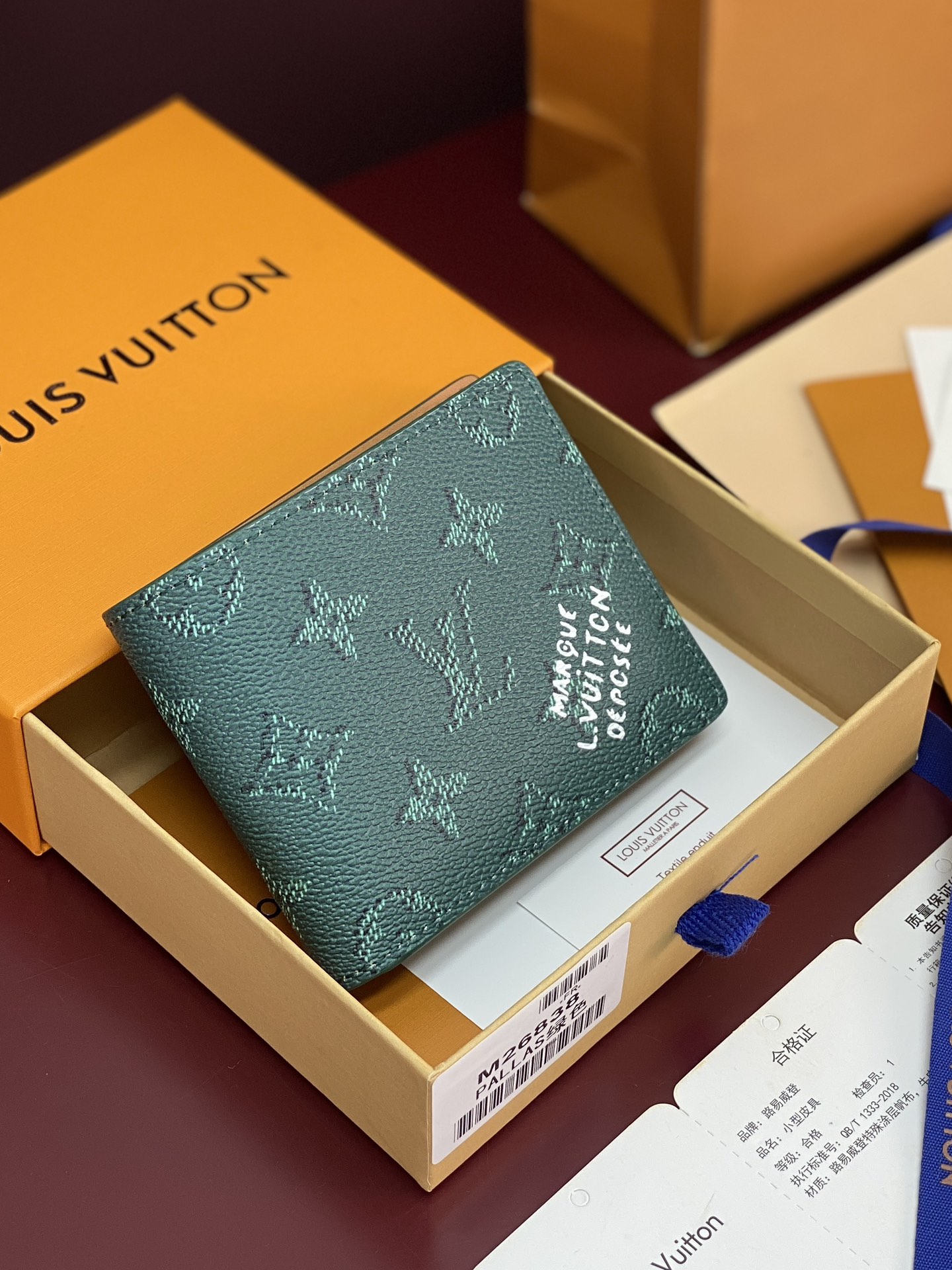 NO:674162,M26838 silk screen green!  SLENDER Wallet!  This Slender wallet is made of brightly colored Monogram Heritage coated canvas and is embellished with the Marque L.Vuitton Déposée logo on the front. The same material and leather shape the interior. It can easily accommodate the travel needs while being easily stored in the front and rear pockets. 8.5 x 2 x 11 cm (height x width x length)., LV wallet, louis vuitton, wallets19860909M26838 丝印绿色！SLENDER 钱夹！本款 Slender 钱夹取材色彩鲜明的 Monogram Heritage 涂层帆布,并于正面点缀 Marque L.Vuitton Déposée 标识.相同材质与皮革塑就内里.可在容纳随行所需的同时轻松收入前后口袋. 8.5 x 2 x 11 厘米 (高 x 宽 x 长度).,LV钱包,louis vuitton,wallets,欧美剧