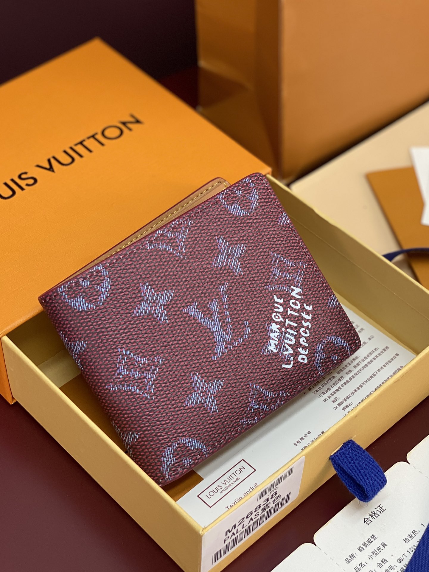 NO:674158,M26838 silk screen purple!  SLENDER Wallet!  This Slender wallet is made of brightly colored Monogram Heritage coated canvas and is embellished with the Marque L.Vuitton Déposée logo on the front. The same material and leather shape the interior. It can easily accommodate the travel needs while being easily stored in the front and rear pockets. 8.5 x 2 x 11 cm (height x width x length)., LV wallet, louis vuitton, wallets19860909M26838 丝印紫色！SLENDER 钱夹！本款 Slender 钱夹取材色彩鲜明的 Monogram Heritage 涂层帆布,并于正面点缀 Marque L.Vuitton Déposée 标识.相同材质与皮革塑就内里.可在容纳随行所需的同时轻松收入前后口袋. 8.5 x 2 x 11 厘米 (高 x 宽 x 长度).,LV钱包,louis vuitton,wallets,欧美剧