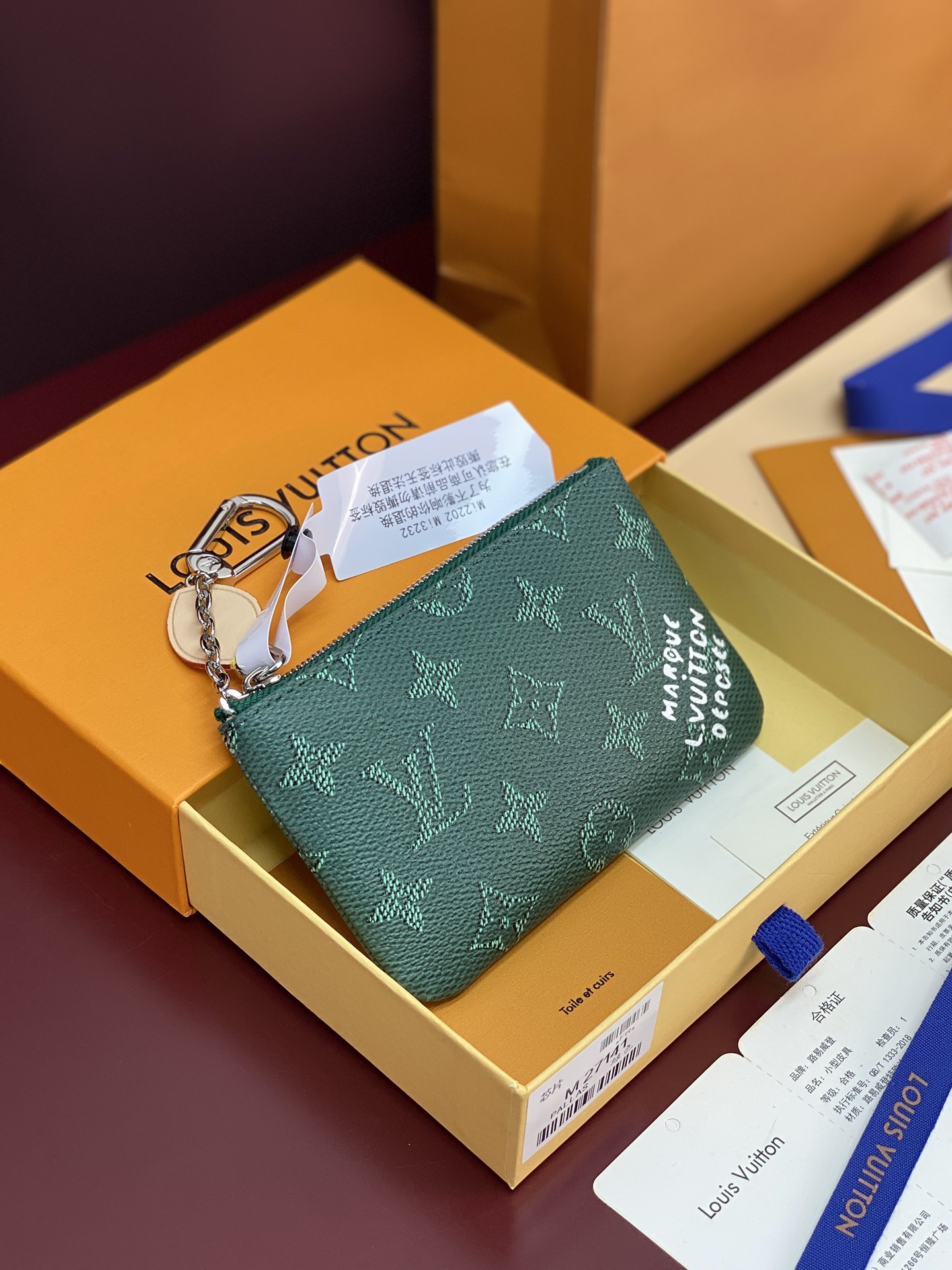 NO:674163,M27141 silk screen green!  Small key coin purse!  This small key coin purse is made of Monogram Heritage canvas upgraded in seasonal colors to pay tribute to the brand's long heritage and exquisite craftsmanship. Smooth cow leather outlines the edges, and a Yingze chain hook makes it easy to hang keys. The ample interior can store change and banknotes. 9 x 1 x 15 cm (height x width x length), LV wallet, louis vuitton, wallets, cowhide19860909M27141 丝印绿色！小号钥匙零钱包！本款小号钥匙零钱包以当季色调升级 Monogram Heritage 帆布,致意品牌悠久传承与精湛匠艺.光滑牛皮革勾勒边缘,莹泽链条钩扣方便悬挂钥匙.充裕内里可收纳零钱和钞票. 9 x 1 x 15 厘米 (高 x 宽 x 长度),LV钱包,louis vuitton,wallets,cowhide,欧美剧