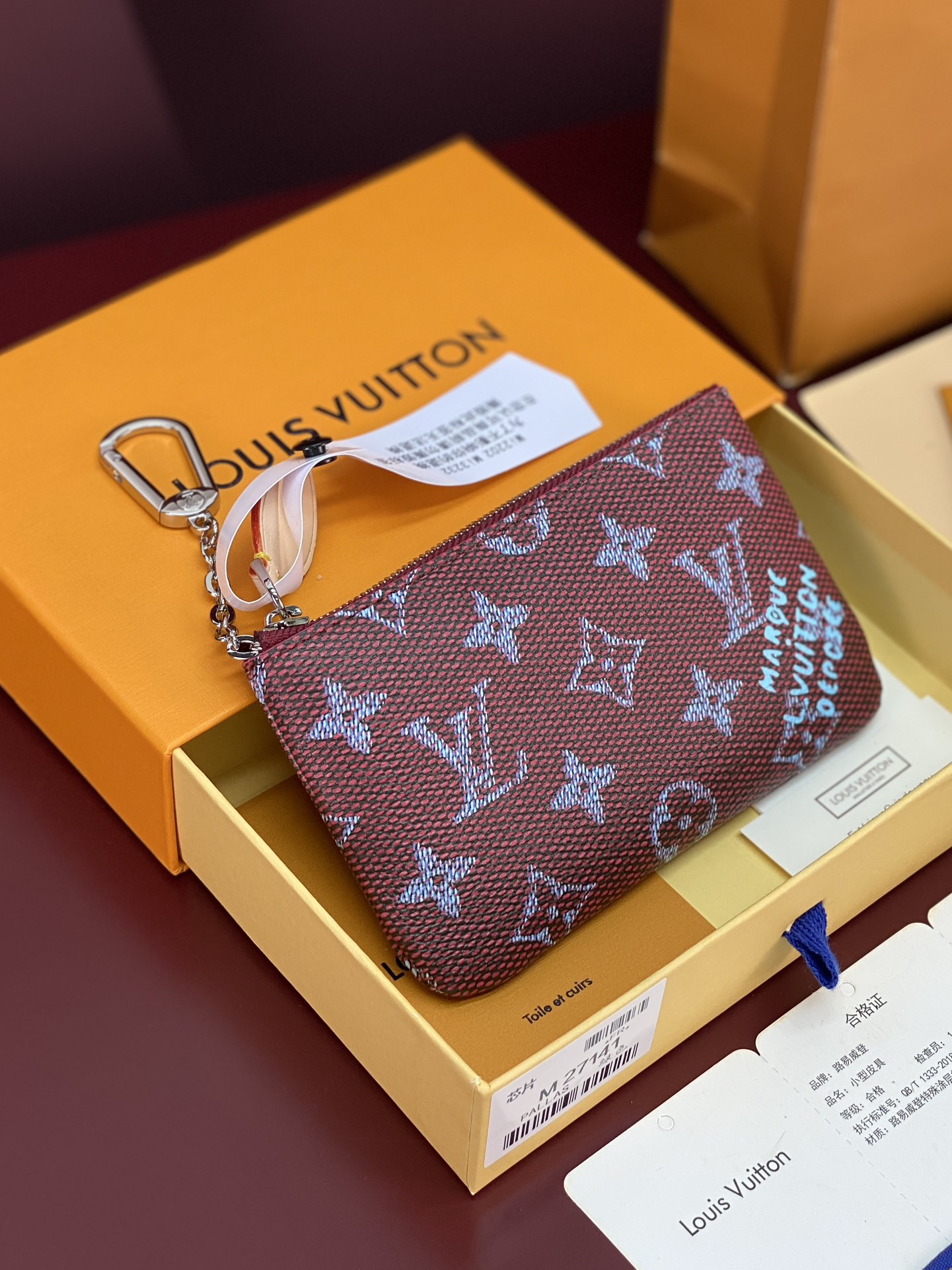 NO:674160,M27141 silk screen purple!  Small key coin purse!  This small key coin purse is made of Monogram Heritage canvas upgraded in seasonal colors to pay tribute to the brand's long heritage and exquisite craftsmanship. Smooth cow leather outlines the edges, and a Yingze chain hook makes it easy to hang keys. The ample interior can store change and banknotes. 9 x 1 x 15 cm (height x width x length), LV wallet, louis vuitton, wallets, cowhide19860909M27141 丝印紫色！小号钥匙零钱包！本款小号钥匙零钱包以当季色调升级 Monogram Heritage 帆布,致意品牌悠久传承与精湛匠艺.光滑牛皮革勾勒边缘,莹泽链条钩扣方便悬挂钥匙.充裕内里可收纳零钱和钞票. 9 x 1 x 15 厘米 (高 x 宽 x 长度),LV钱包,louis vuitton,wallets,cowhide,欧美剧