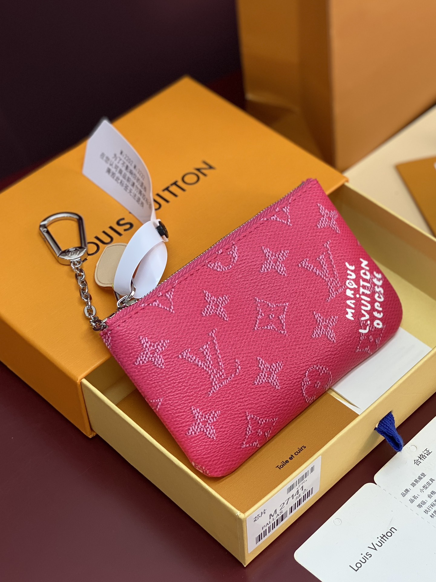 NO:674151,M27141 silk screen red!  Small key coin purse!  This small key coin purse is made of Monogram Heritage canvas upgraded in seasonal colors to pay tribute to the brand's long heritage and exquisite craftsmanship. Smooth cow leather outlines the edges, and a Yingze chain hook makes it easy to hang keys. The ample interior can store change and banknotes. 9 x 1 x 15 cm (height x width x length), LV wallet, louis vuitton, wallets, cowhide19860909M27141 丝印枚红色！小号钥匙零钱包！本款小号钥匙零钱包以当季色调升级 Monogram Heritage 帆布,致意品牌悠久传承与精湛匠艺.光滑牛皮革勾勒边缘,莹泽链条钩扣方便悬挂钥匙.充裕内里可收纳零钱和钞票. 9 x 1 x 15 厘米 (高 x 宽 x 长度),LV钱包,louis vuitton,wallets,cowhide,欧美剧