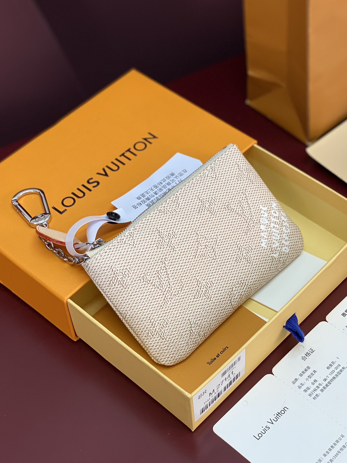 NO:674148,M27141 silk screen apricot color!  Small key coin purse!  This small key coin purse is made of Monogram Heritage canvas upgraded in seasonal colors to pay tribute to the brand's long heritage and exquisite craftsmanship. Smooth cow leather outlines the edges, and a Yingze chain hook makes it easy to hang keys. The ample interior can store change and banknotes. 9 x 1 x 15 cm (height x width x length), LV wallet, louis vuitton, wallets, cowhide19860909M27141 丝印杏色！小号钥匙零钱包！本款小号钥匙零钱包以当季色调升级 Monogram Heritage 帆布,致意品牌悠久传承与精湛匠艺.光滑牛皮革勾勒边缘,莹泽链条钩扣方便悬挂钥匙.充裕内里可收纳零钱和钞票. 9 x 1 x 15 厘米 (高 x 宽 x 长度),LV钱包,louis vuitton,wallets,cowhide,欧美剧