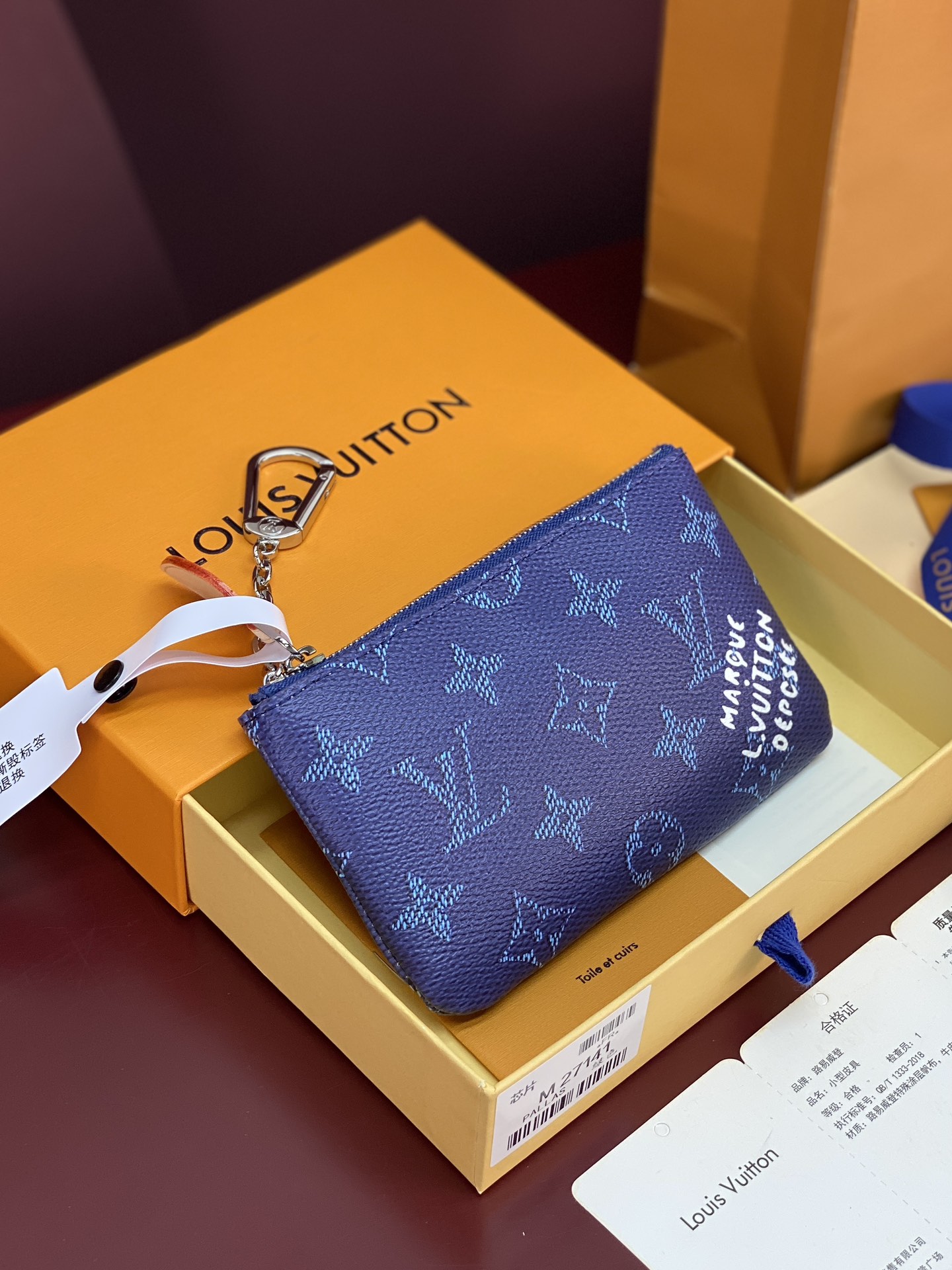 NO:674145,M27141 silk screen blue!  Small key coin purse!  This small key coin purse is made of Monogram Heritage canvas upgraded in seasonal colors to pay tribute to the brand's long heritage and exquisite craftsmanship. Smooth cow leather outlines the edges, and a Yingze chain hook makes it easy to hang keys. The ample interior can store change and banknotes. 9 x 1 x 15 cm (height x width x length), LV wallet, louis vuitton, wallets, cowhide19860909M27141 丝印蓝色！小号钥匙零钱包！本款小号钥匙零钱包以当季色调升级 Monogram Heritage 帆布,致意品牌悠久传承与精湛匠艺.光滑牛皮革勾勒边缘,莹泽链条钩扣方便悬挂钥匙.充裕内里可收纳零钱和钞票. 9 x 1 x 15 厘米 (高 x 宽 x 长度),LV钱包,louis vuitton,wallets,cowhide,欧美剧