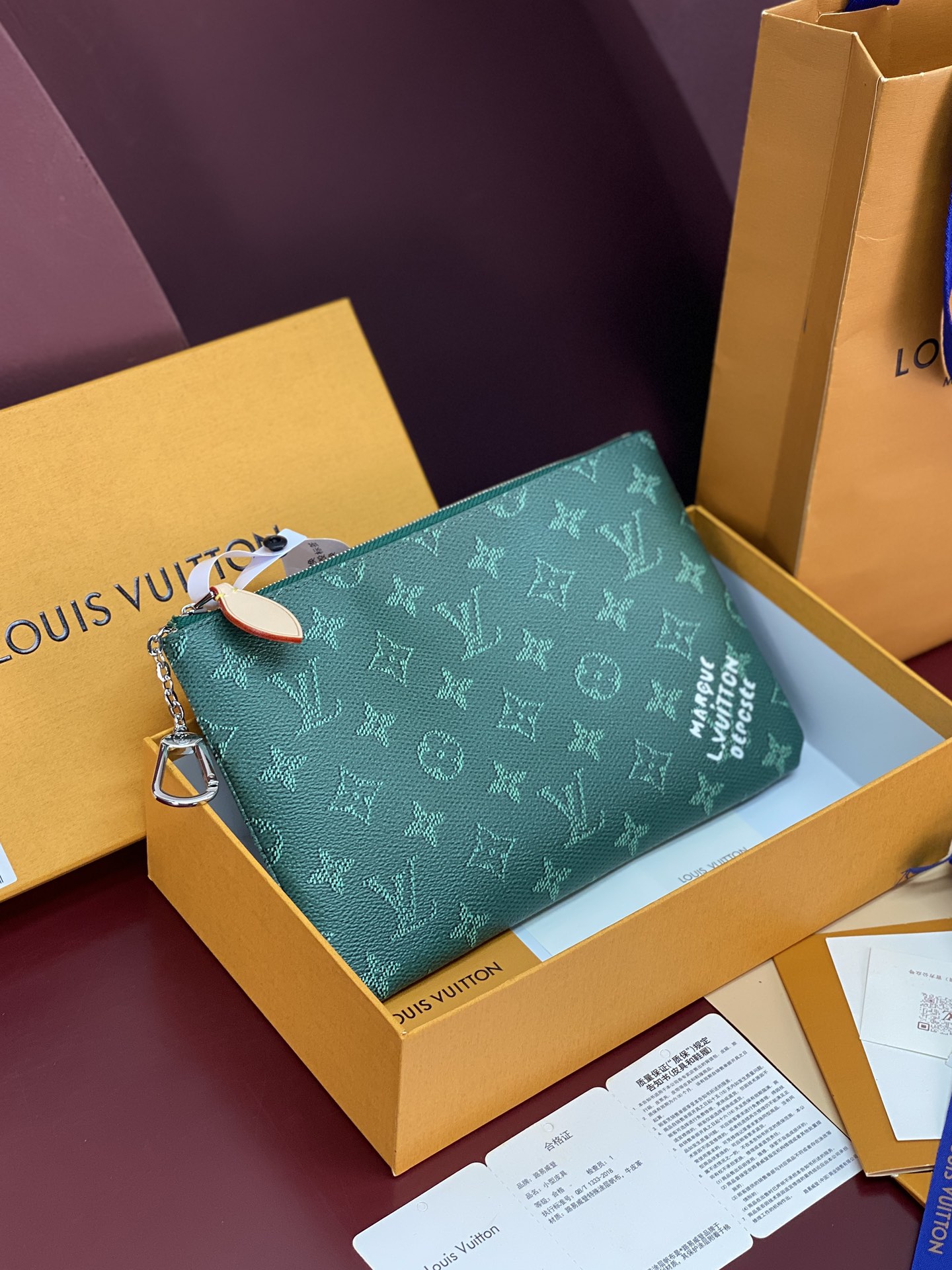 NO:674144,M27109 silk screen green!  Medium key coin purse!  This medium key coin purse is made of Monogram Heritage canvas dip-dyed in seasonal tones to bring a splash of color to any outfit. The glossy chain hook makes it easy to hang keys. Perfectly sized to store your passport, and with a large card compartment, it makes a great travel companion. 15.5 x 1 x 24 cm (H x W x L)., LV wallet, louis vuitton, wallets19860909M27109 丝印绿色！中号钥匙零钱包！本款中号钥匙零钱包为 Monogram Heritage 帆布浸染当季色调,可令任意着装跃动缤纷色彩.莹泽链条钩扣方便悬挂钥匙.恰宜尺寸可收纳护照,搭配大号卡片夹层,成就旅行良伴. 15.5 x 1 x 24 厘米 (高 x 宽 x 长度).,LV钱包,louis vuitton,wallets,欧美剧