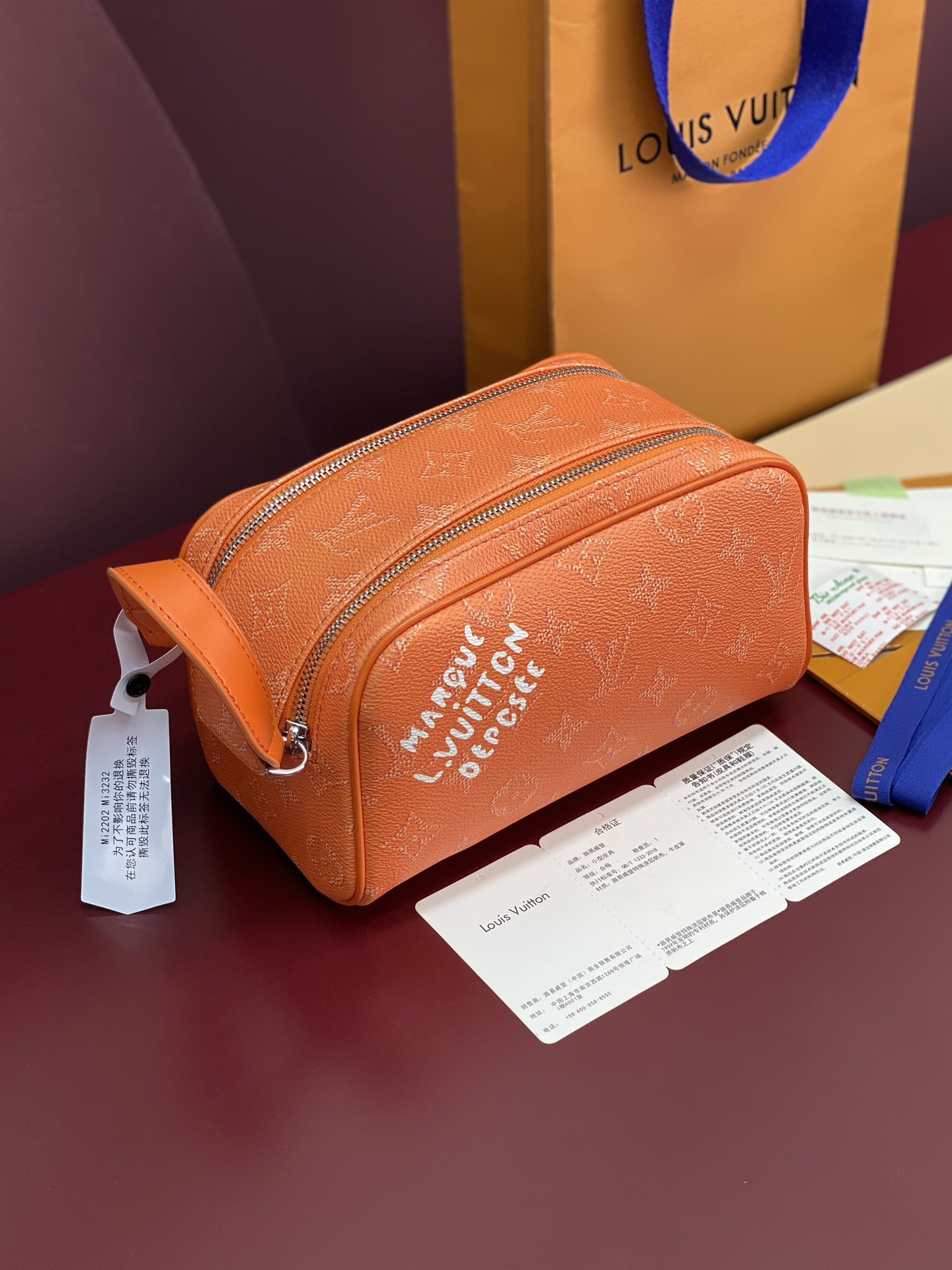 NO:674126,M27158 Orange!  Chip version!  DO KIT mini toiletry bag!  This Do Kit mini toiletry bag is made of brightly colored Monogram Heritage coated canvas with cowhide leather details. The double zipper wide opening makes it easy to access toiletries, and the washable fabric lining adds functional considerations. 13 x 12 x 20 cm (H x W x L)., LV wallet, louis vuitton, wallets, cowhide19860909M27158 橙色！芯片版！DO KIT 迷你盥洗袋！本款 Do Kit 迷你盥洗袋选用色彩鲜明的 Monogram Heritage 涂层帆布,搭配牛皮革细节.双拉链广口开合便于取放洗漱用品,可水洗织物内衬再添功能考量. 13 x 12 x 20 厘米 (高 x 宽 x 长度).,LV钱包,louis vuitton,wallets,cowhide,欧美剧