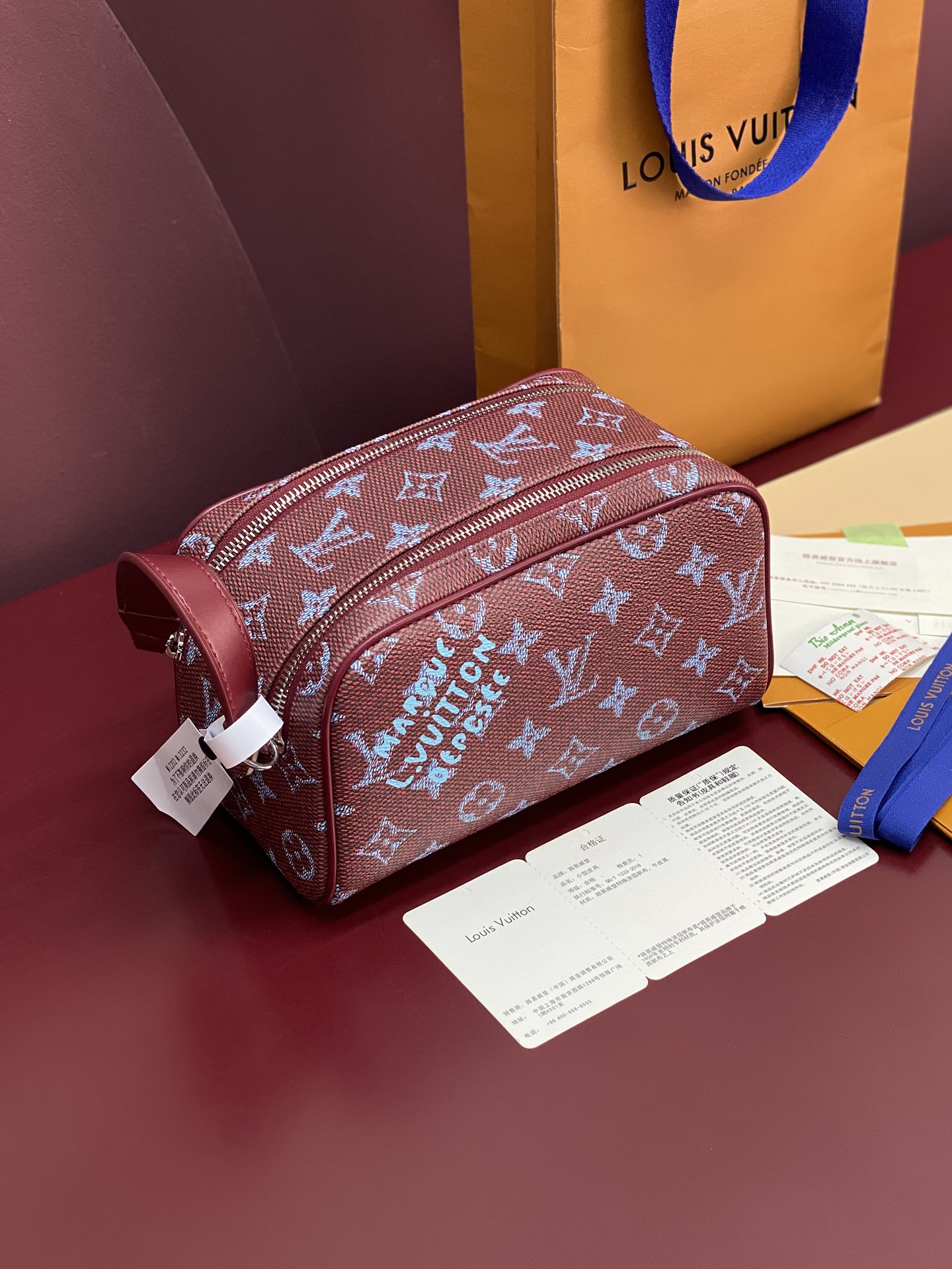 NO:674128,M27158 Purple!  Chip version!  DO KIT mini toiletry bag!  This Do Kit mini toiletry bag is made of brightly colored Monogram Heritage coated canvas with cowhide leather details. The double zipper wide opening makes it easy to access toiletries, and the washable fabric lining adds functional considerations. 13 x 12 x 20 cm (H x W x L)., LV wallet, louis vuitton, wallets, cowhide19860909M27158 紫色！芯片版！DO KIT 迷你盥洗袋！本款 Do Kit 迷你盥洗袋选用色彩鲜明的 Monogram Heritage 涂层帆布,搭配牛皮革细节.双拉链广口开合便于取放洗漱用品,可水洗织物内衬再添功能考量. 13 x 12 x 20 厘米 (高 x 宽 x 长度).,LV钱包,louis vuitton,wallets,cowhide,欧美剧