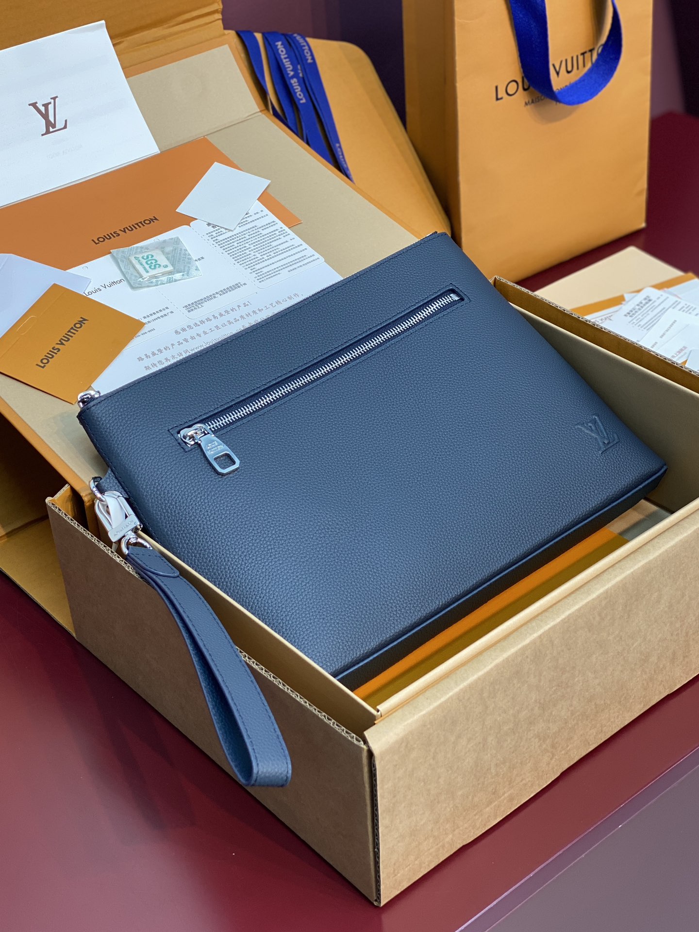 루이비통 M25955 양각 로고 블루칩 버전, 테이크오프 클러치 Louis Vuitton Bag