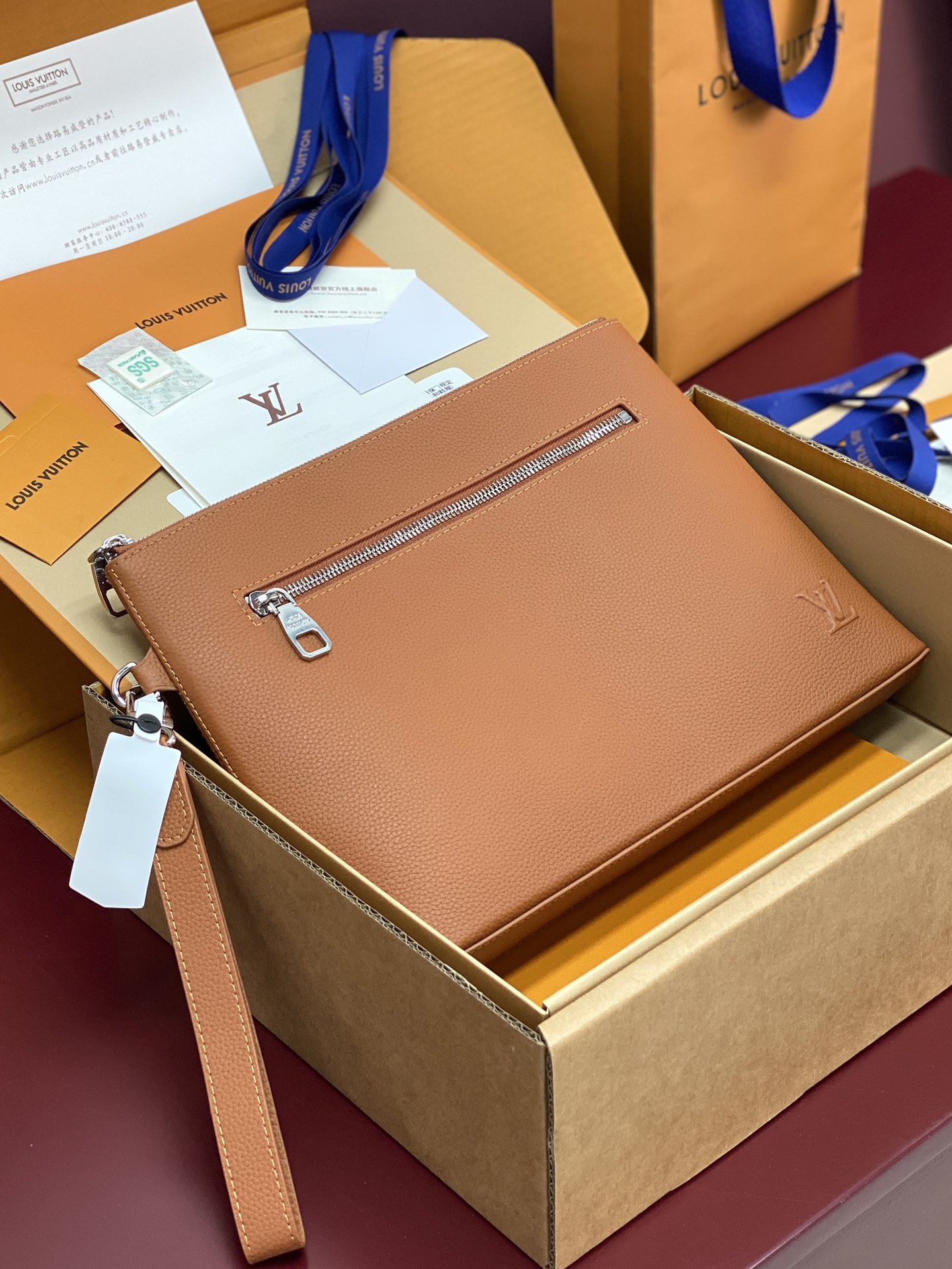 루이비통 M25955 엠보싱 로고 탄칩 버전, 테이크오프 클러치 Louis Vuitton Bag