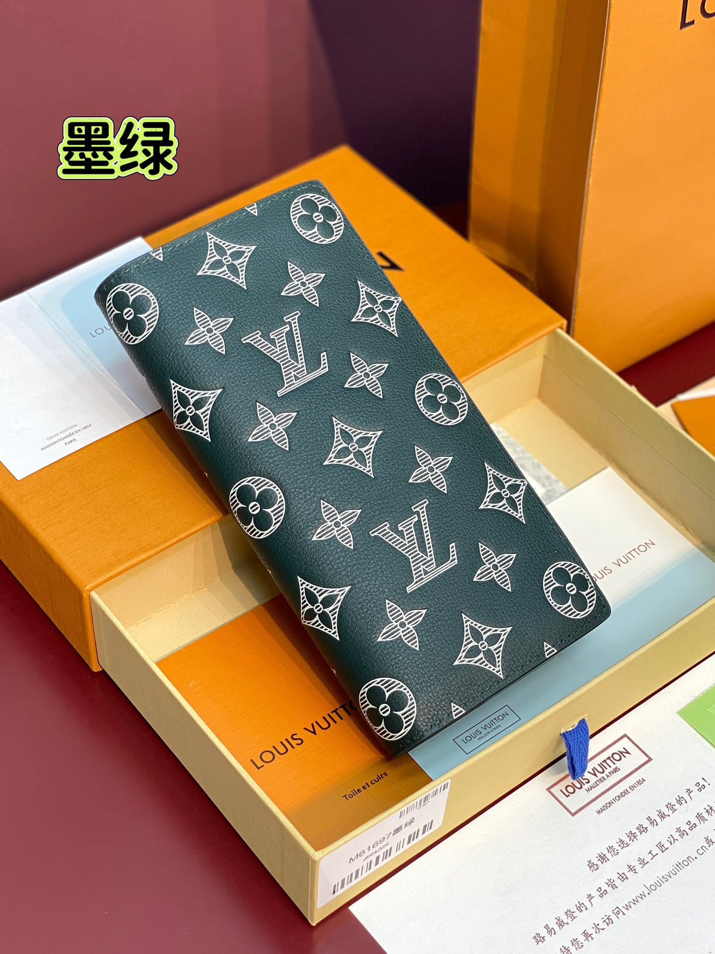 NO:674227,M61697 dark green!  Cut from the new blue iconic green Monogram Eclipse canvas, this tough style wallet is small in size and can be stuffed into a jacket breast pocket while easily storing various coins, credit cards and receipts. Size 19X10cm., LV wallet, louis vuitton, wallets, jackets & coats19860909M61697 墨绿色！由全新蓝色标志性绿色Monogram Eclipse帆布裁制而成,此款风格硬朗的钱夹尺寸小巧,能够塞入夹克胸袋,同时轻松收纳各种硬币、信用卡与票据.尺寸19X10cm.,LV钱包,louis vuitton,wallets,jackets & coats,欧美剧