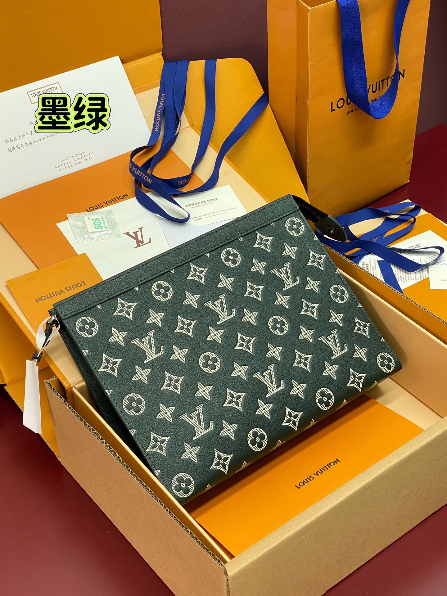 NO:674223,Upgraded version M61692 dark green!  Cut from Monogram Eclipse canvas, this tough new Pochette Voyage medium handbag can easily store personal essentials. Size 26cmx20cm., LV wallet, louis vuitton, wallets19860909升级版本M61692 墨绿色！Monogram Eclipse帆布裁制而成,此款风格硬朗的全新Pochette Voyage中号手袋可轻松收纳个人必备物品.尺寸26cmx20cm.,LV钱包,louis vuitton,wallets,欧美剧