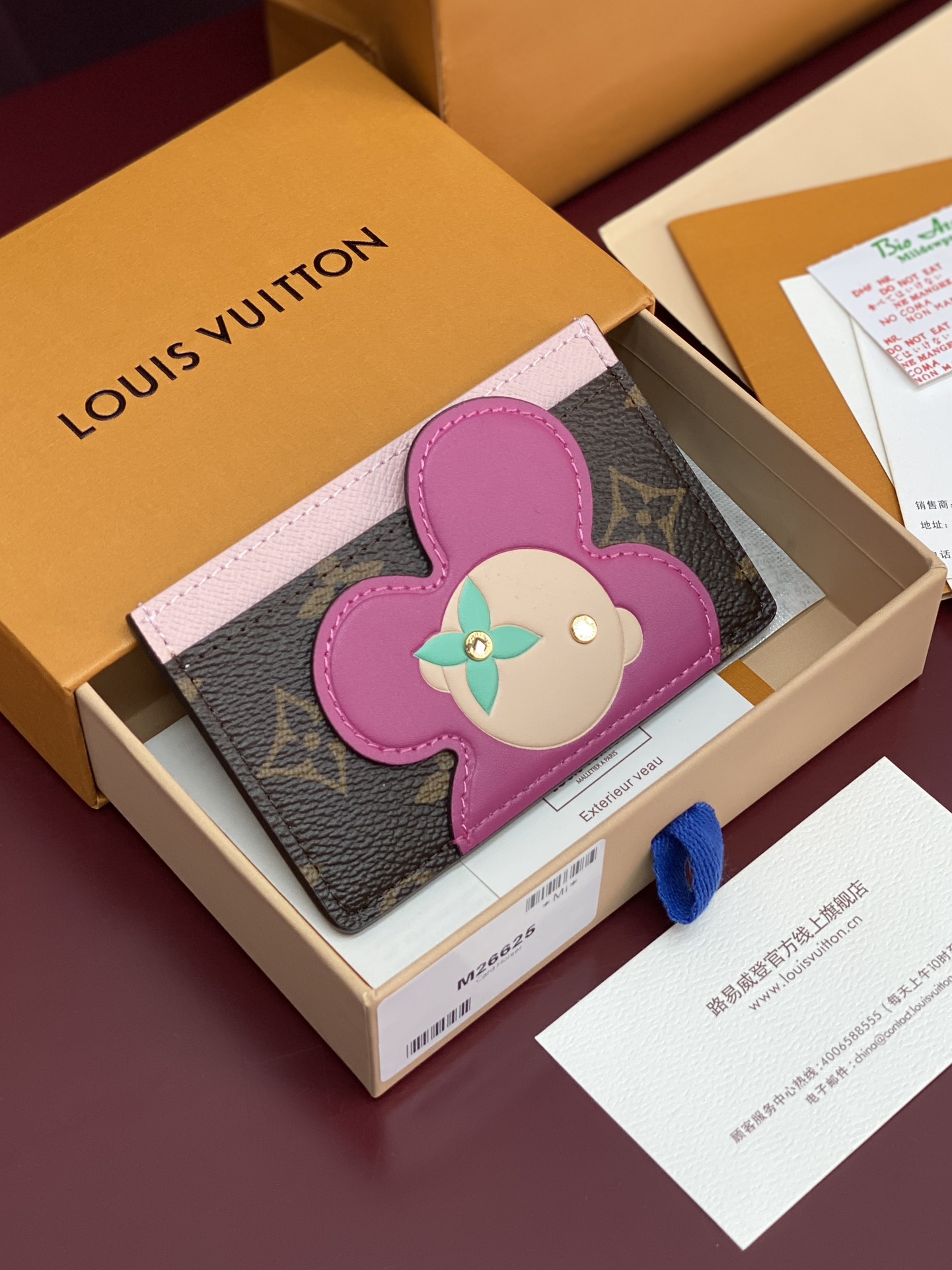 NO:674320,M26625 Christmas model!  (High-quality) card holder, this Vivienne card holder is made of Monogram canvas with soft leather trim on the top, interpreting the cute image of the brand mascot in fresh colors, making it a great gift for Vivienne fans. The large inner compartment is convenient for storing cards and receipts, and the outer card slot once again completes the storage space. 7 x 0.5 x 11 cm (height x width x length)., LV wallet, louis vuitton, wallets19860909M26625 圣诞款！(高品质)卡夹、本款 Vivienne 卡夹为 Monogram 帆布顶部融入柔和皮革饰边,以清新色调演绎品牌吉祥物的萌趣形象,成就 Vivienne 拥趸的馈赠佳礼.大号内夹层方便存放卡片和票据,外侧卡位再度完善收纳空间. 7 x 0.5 x 11 厘米 (高 x 宽 x 长度).,LV钱包,louis vuitton,wallets,欧美剧