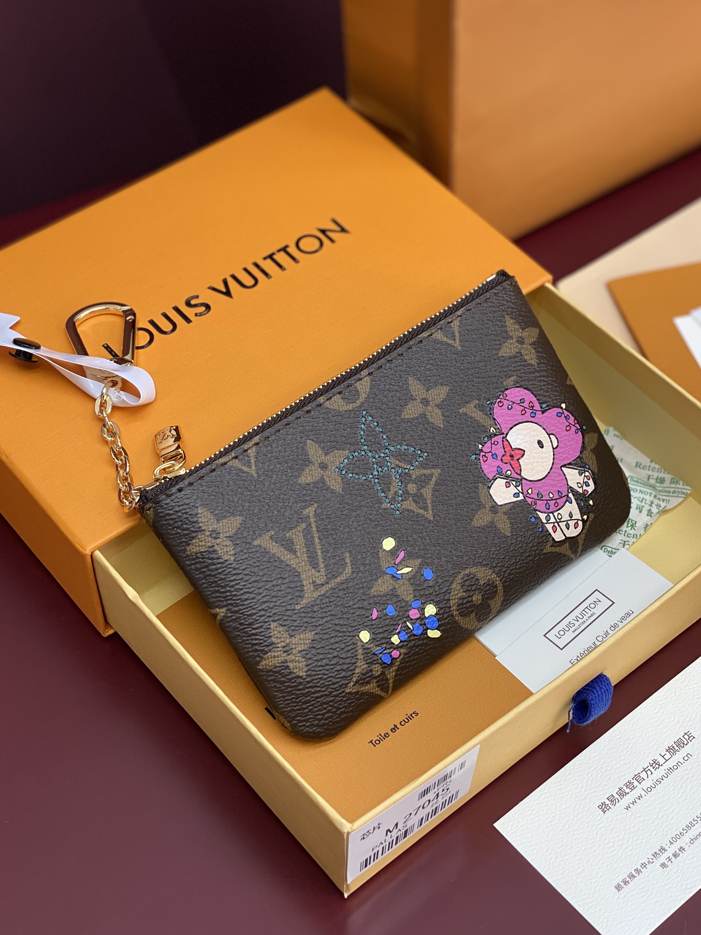 NO:674316,M27045 small key coin purse!  This compact version of the Pochette Clés key bag from Vivienne's winter holiday collection pays homage to the brand's heritage. It is made from classic Monogram canvas, decorated with a playful Louis Vuitton mascot and embellished with bright details. It has a shiny hook closure for hanging keys. Practical zippered pocket for safe storage of banknotes and coins. 9 x 1 x 15 cm (H x W x L), LV wallet, louis vuitton, louis  vuitton,wallets19860909M27045 小号钥匙零钱包！这款小巧版的 Pochette Clés 钥匙包源自 Vivienne 冬季假日系列,致敬品牌的经典传承.它采用经典 Monogram 帆布,饰有俏皮的路易威登吉祥物图案,并点缀亮色细节.配莹亮钩扣,可用于悬挂钥匙.实用拉链口袋用于妥善收纳纸币和硬币. 9 x 1 x 15 厘米 (高 x 宽 x 长度),LV钱包,louis vuitton,louis vuitton,wallets,欧美剧