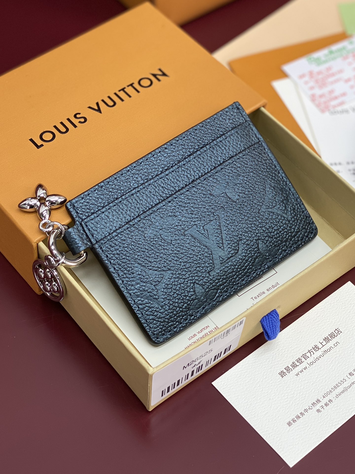 NO:674302,M26525 pearlescent navy!  [Pocket Card Holder Wallet] 'Porto Cult LV Charm' made of Monogram Unplant leather. There are 2 card slots on each side and 1 large slot in the middle, a total of 5 card slots. It is an item suitable for daily use. Decorated with 2 Monogram Flower pattern pendants, it adds an extremely feminine impression. Size 10.2 x 7.3 x 0.3 cm., LV wallet, louis vuitton, wallets19860909M26525 珠光海军蓝！【口袋 卡夹 钱夹】Monogram Unplant皮革制作的“Porto Cult LV Charm”.两侧各有2个卡槽,中间有1个大槽,共计5个卡槽,是适合日常使用的物品.用2个Monogram Flower图案的挂件装饰,增添了无比女性化的印象. 尺寸 10.2 x 7.3 x 0.3 cm.,LV钱包,louis vuitton,wallets,欧美剧