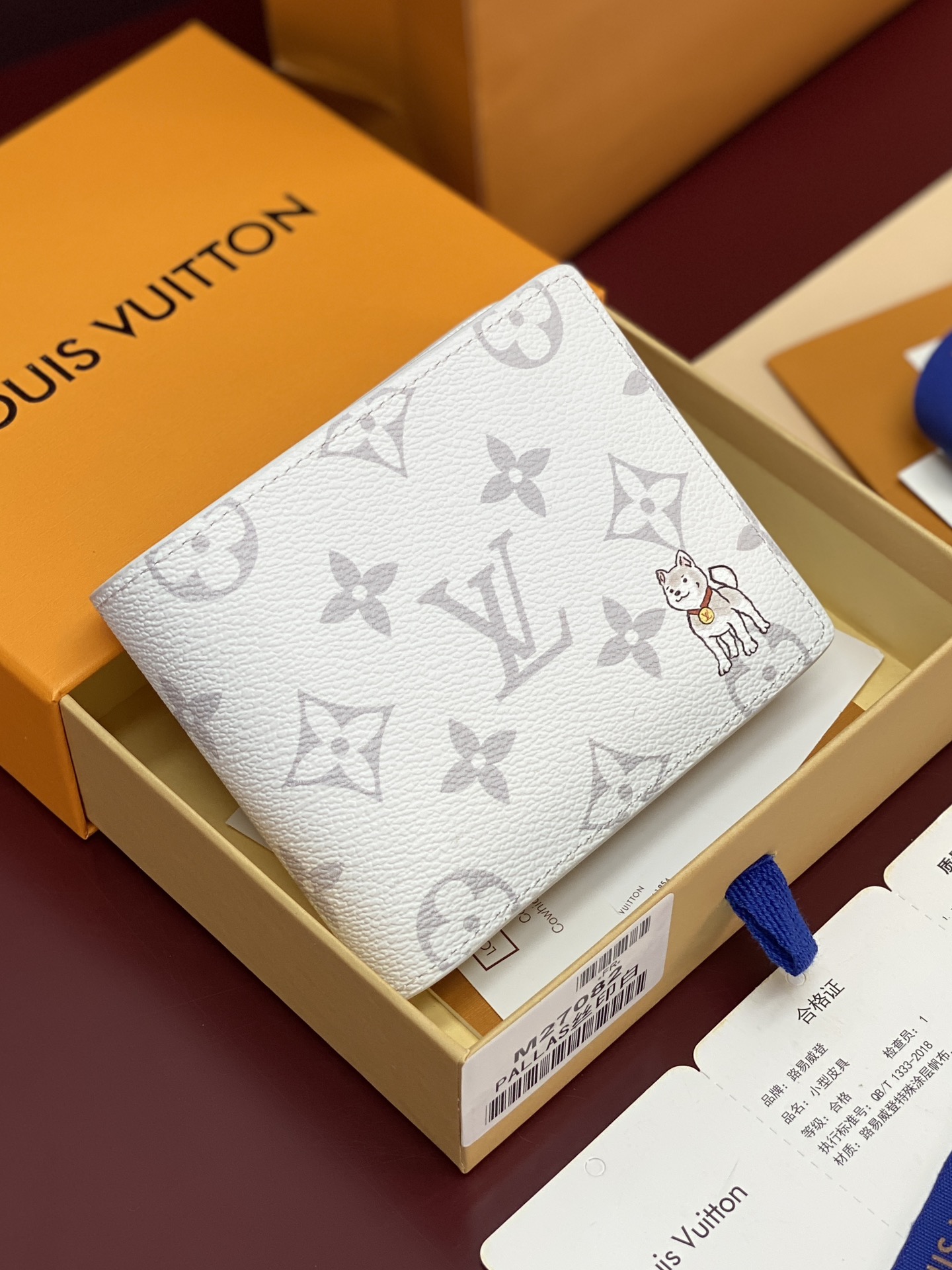 NO:674310,M27082 White puppy, animal forest!  MULTIPLE Wallet!  This Multiple wallet is made of Monogram Forest coated canvas, with interesting forest animals interspersed between the Monogram patterns, and the outer layer and inner lining create a pastoral scene. It has a card compartment, a banknote compartment and a side receipt compartment. The slim structure can be easily put into most pockets. 9 x 1.5 x 11.5 cm (height x width x length)., LV wallet, louis vuitton, wallets19860909M27082 白花小狗、动物森林！MULTIPLE 钱夹！本款 Multiple 钱夹取材 Monogram Forest 涂层帆布,在 Monogram 图案间穿插妙趣森林动物,于外层与内衬构筑田园之景.内设卡片夹层、钞票隔层与侧面票据夹层.纤巧构型可轻松收入多数口袋之中. 9 x 1.5 x 11.5 厘米 (高 x 宽 x 长度).,LV钱包,louis vuitton,wallets,欧美剧