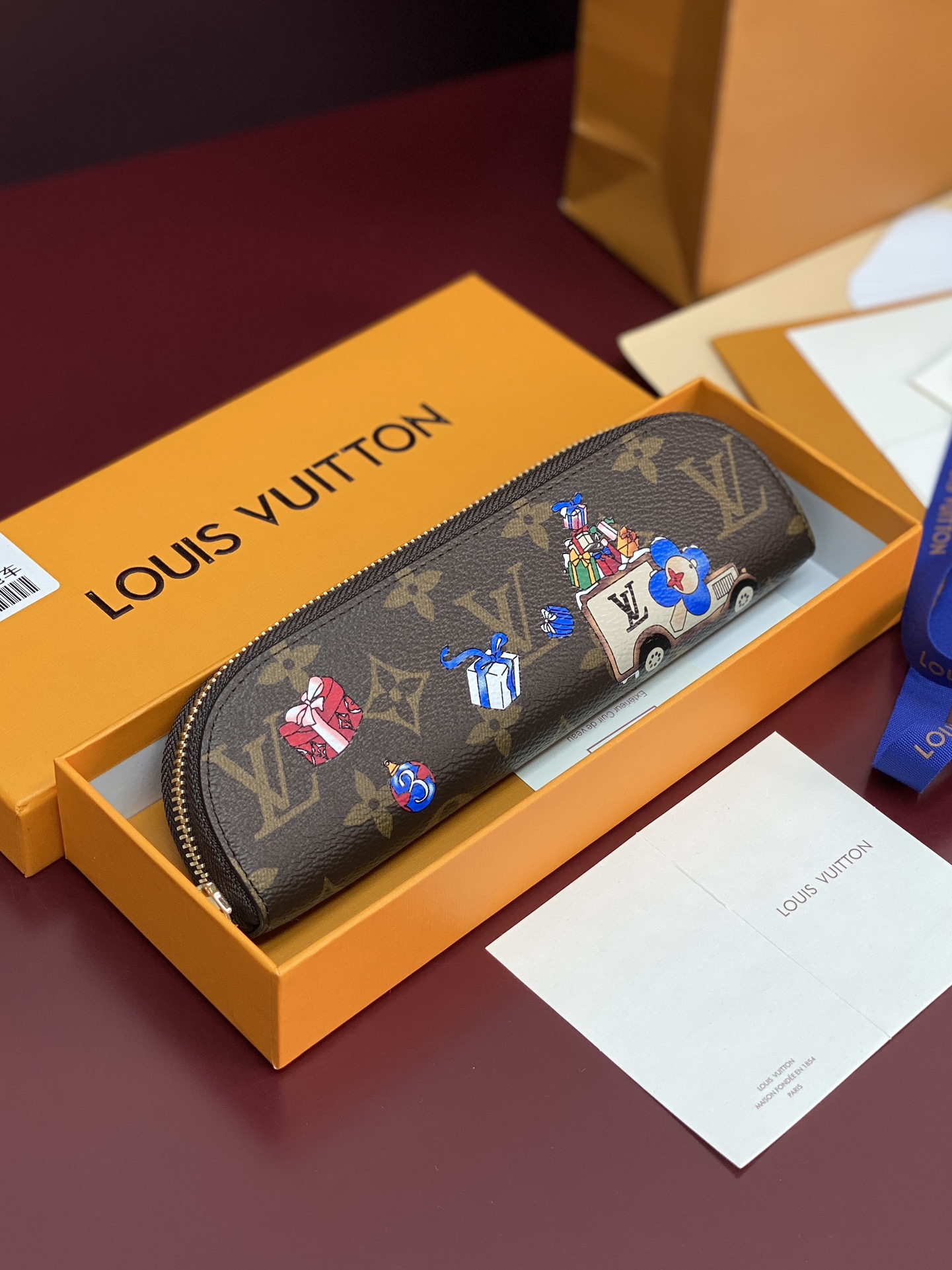 NO:674356,GI1474 sports car silk screen printing!  CHARLOTTE chip version pencil case, this Charlotte pencil case is full of holiday cheer, depicting Vivienne, partner etula and colorful gift box illustrations on Monogram coated canvas. The delicate leather lining adds fun and gorgeous style. 7 x 2 x 20 cm (height x width x length), LV wallet, louis vuitton, wallets19860909GI1474 跑车丝印！ CHARLOTTE 芯片版笔袋、本款 Charlotte 笔袋洋溢节日欢欣,于 Monogram 涂层帆布描绘 Vivienne、搭档 etula 以及缤纷礼盒插画.细腻皮革内衬为盎然意趣融入华美格调. 7 x 2 x 20 厘米 (高 x 宽 x 长度),LV钱包,louis vuitton,wallets,欧美剧