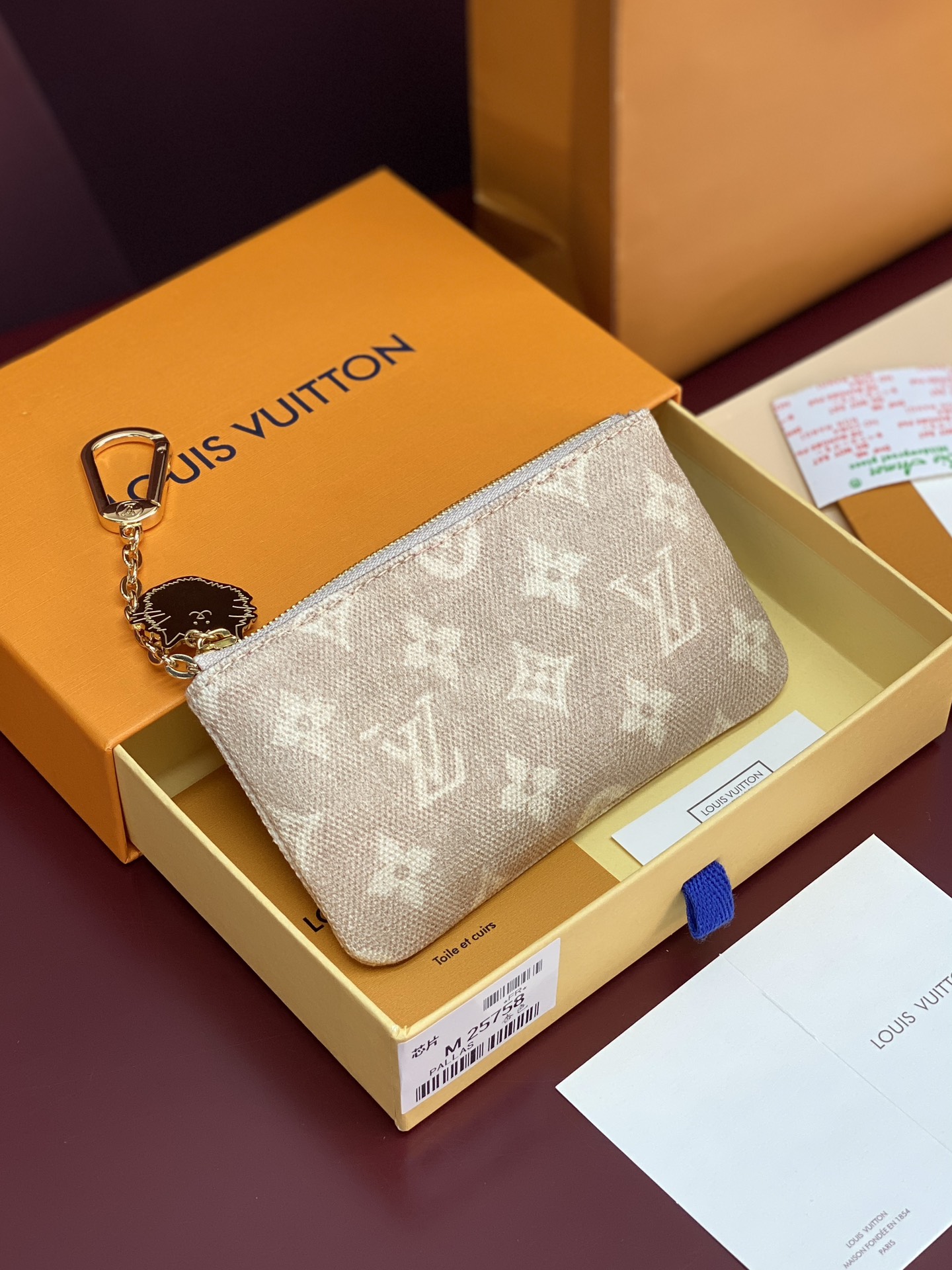 NO:674363,M25758 Cat Small Key Case Coin Purse Pochette Clés Key Pouch Designed by legendary fashion icon and artist Grace Coddington in the playful Meowgram pattern, reimagined for this season. Part of a travel collection that explores Coddington's love for pets, it is made from canvas in multiple colors and features a unique cat-shaped zipper pull. The compact and functional design holds important cards and bills. Measures 15 × 9 × 1 cm., LV wallet, louis  vuitton,wallets19860909M25758猫咪 小号钥匙包零钱包 Pochette Clés钥匙袋 由传奇时尚偶像和艺术家格蕾丝·柯丁顿设计,采用俏皮的Meowgram图案,为本季重新打造.作为探索Coddington对宠物的热爱的旅行系列的一部分,它采用多种颜色的帆布制成,配有独特的猫形拉链头.小巧而实用的设计可以存放重要的卡片和账单.尺寸15 × 9 × 1 cm.,LV钱包,louis vuitton,wallets,欧美剧